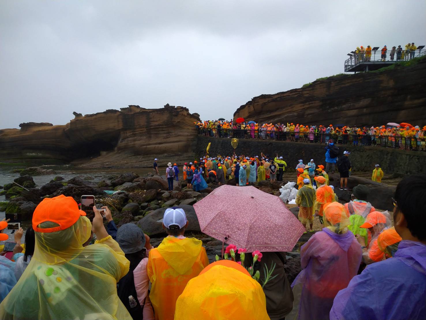 祭典後再由廟方人員抱持二媽進入地質公園海蝕平台望向海蝕洞，完成今年二媽回娘家行腳 。