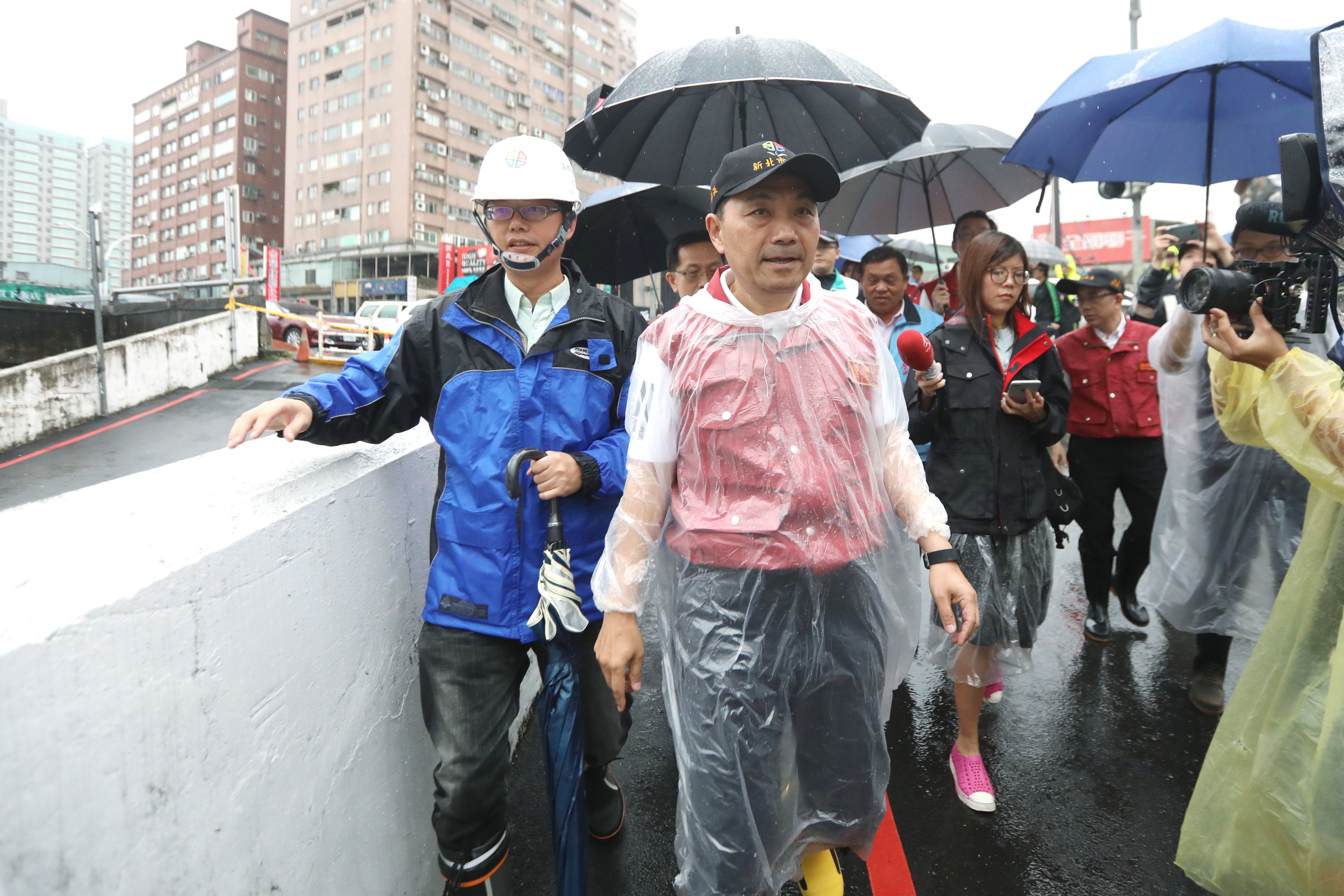 侯市長前往淡水地區視察因瞬間大雨造成積淹水情形