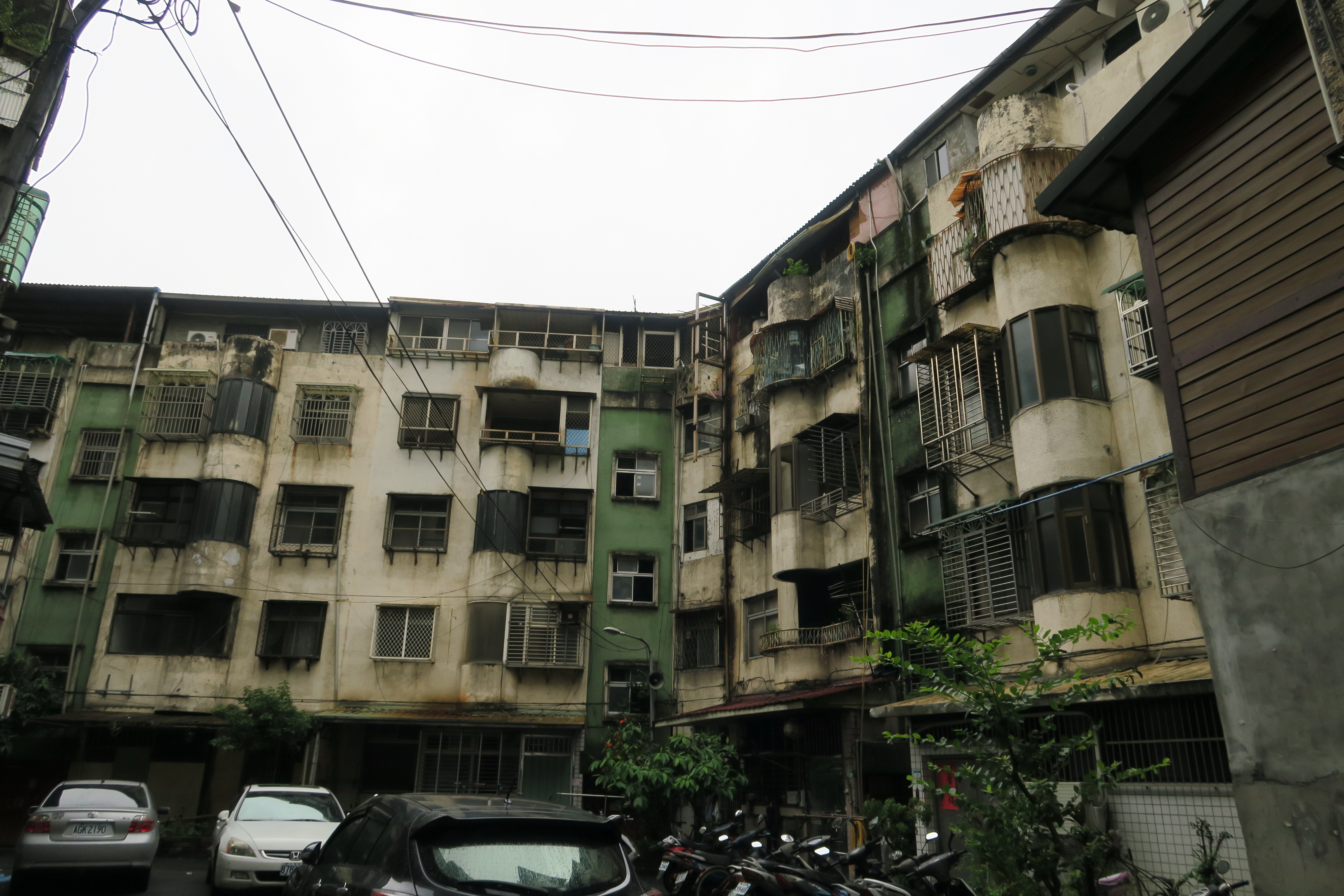 中和區南山段屋齡已達43年的房屋，現況外觀已呈現老舊斑駁的景象