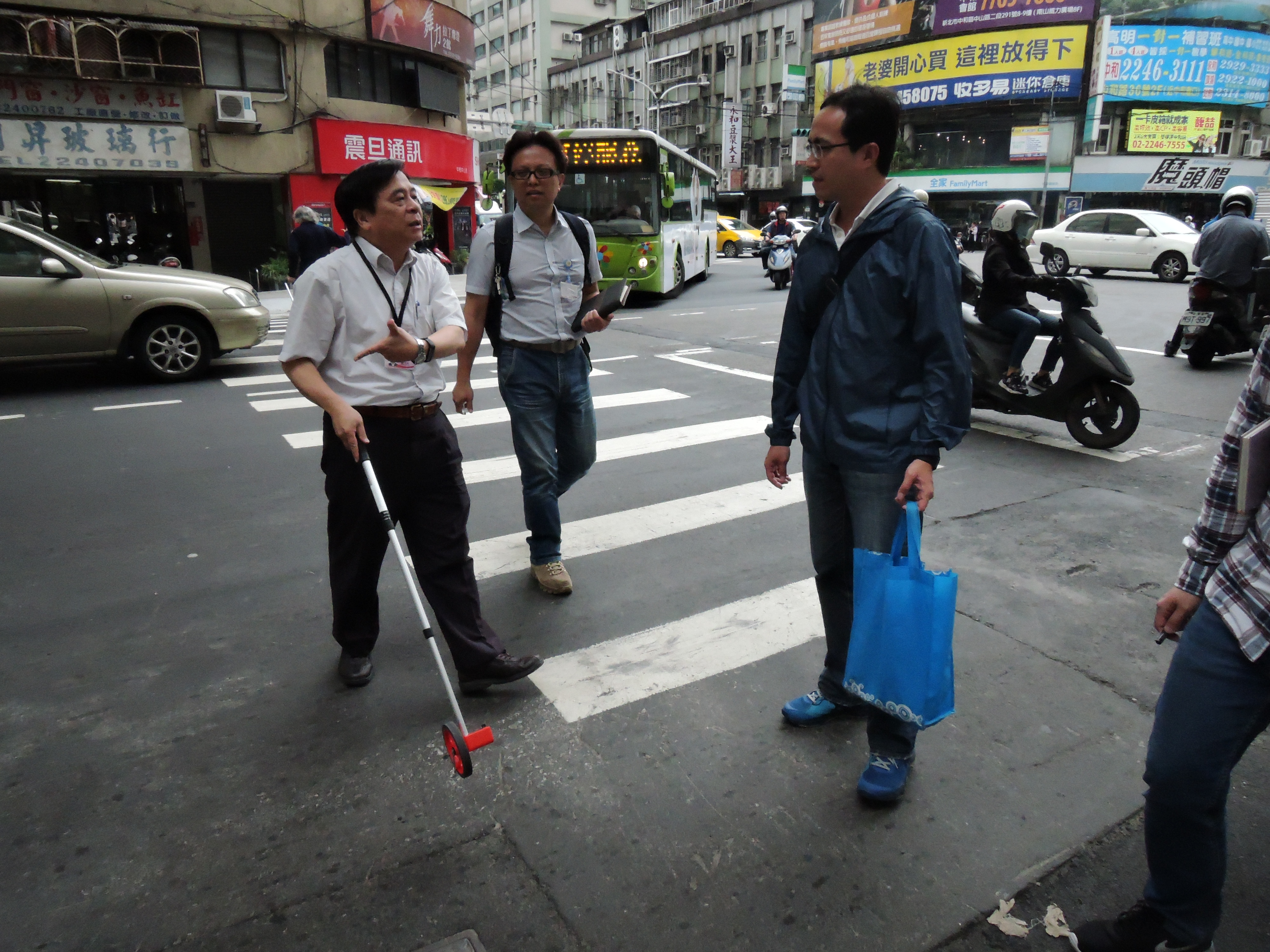 新北市交通局長鍾鳴時實測中和中山路口車道寬度，指示重新調配左轉和直行車道。