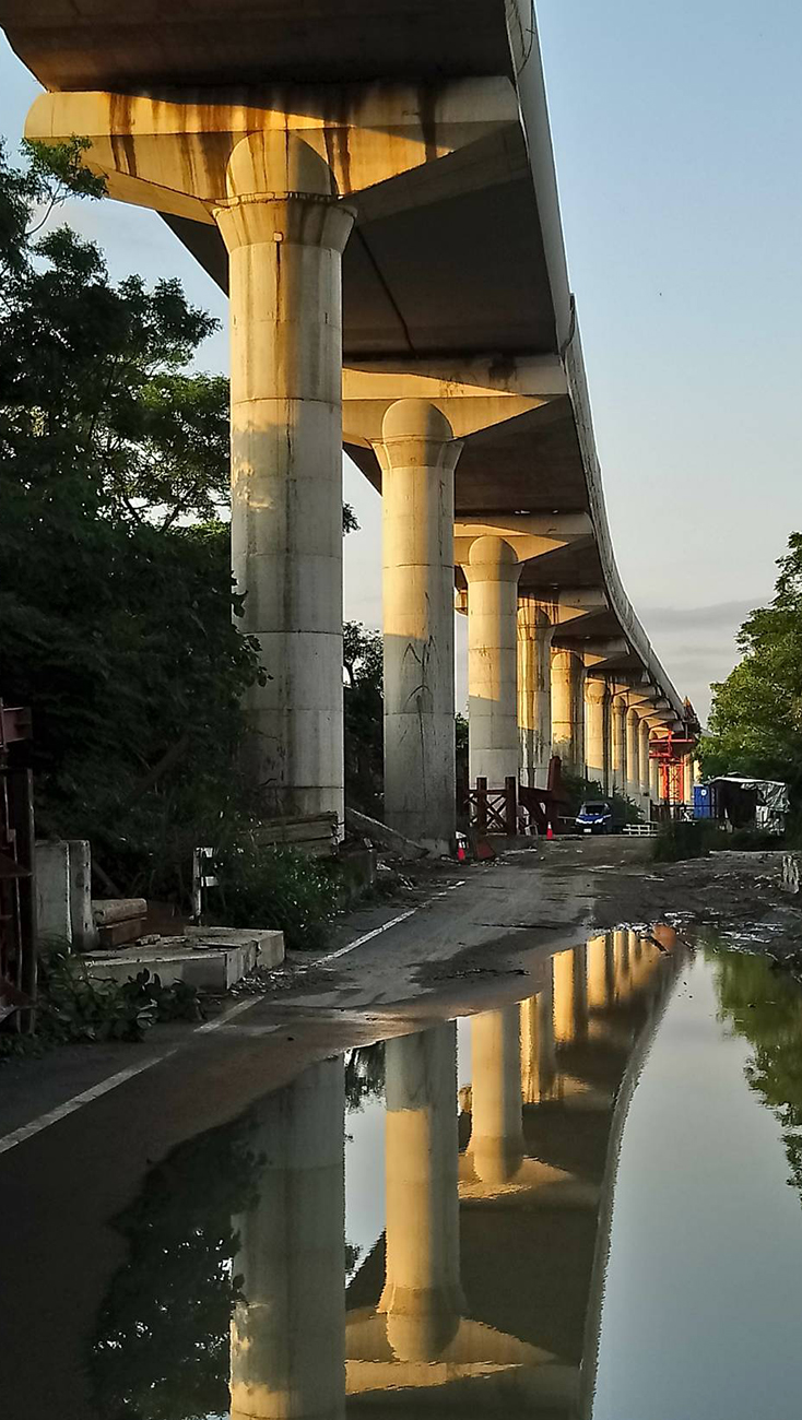 位於國道三號旁的捷運墩柱與橋梁