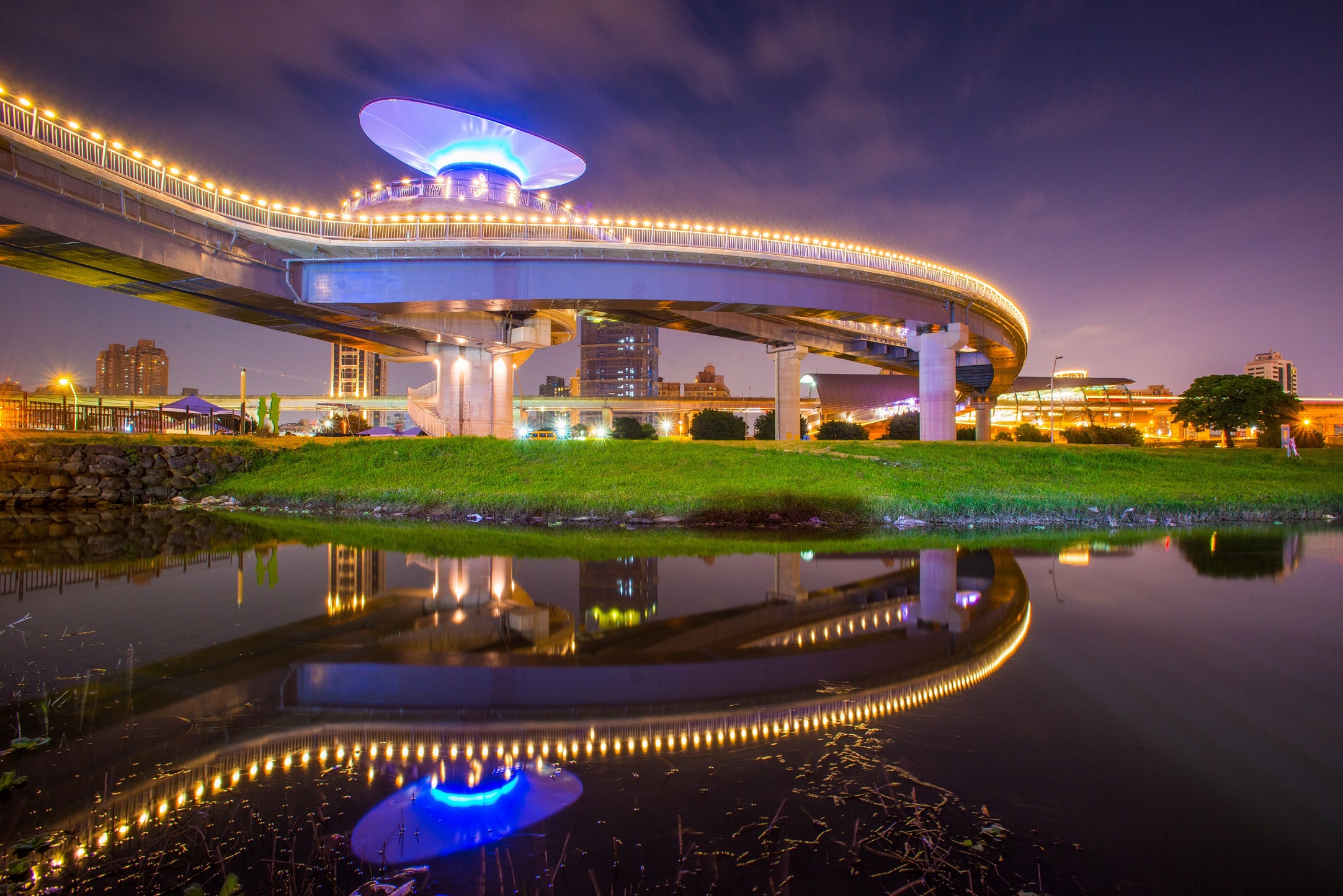 夜晚晨光橋