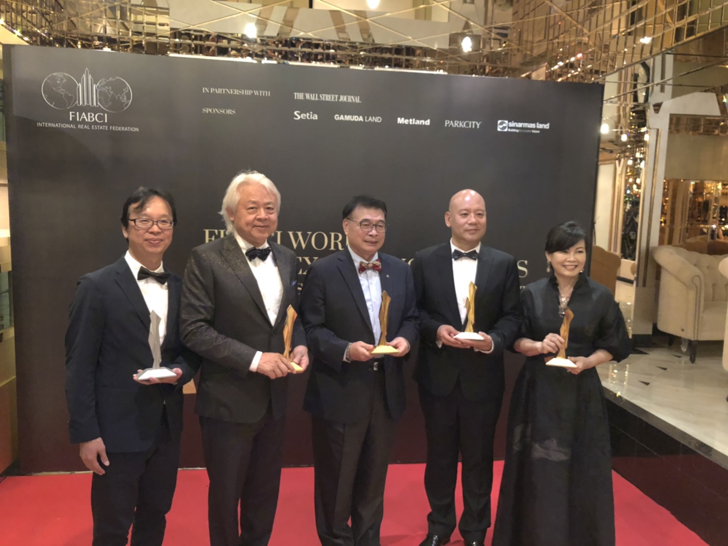 本府由水利局楊宗珉副局長代表領獎