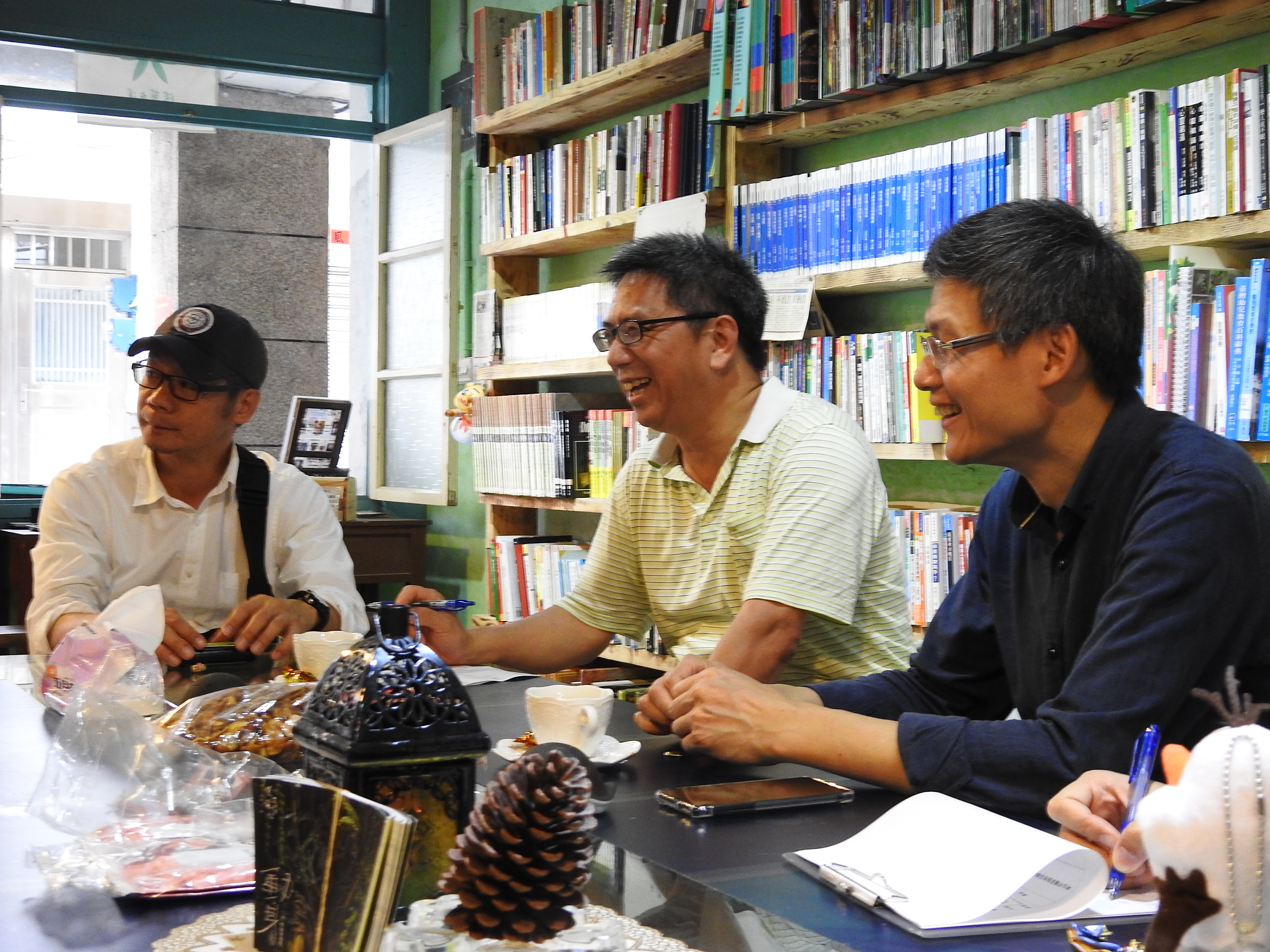 陳課長與有機書店執行長閒話家常