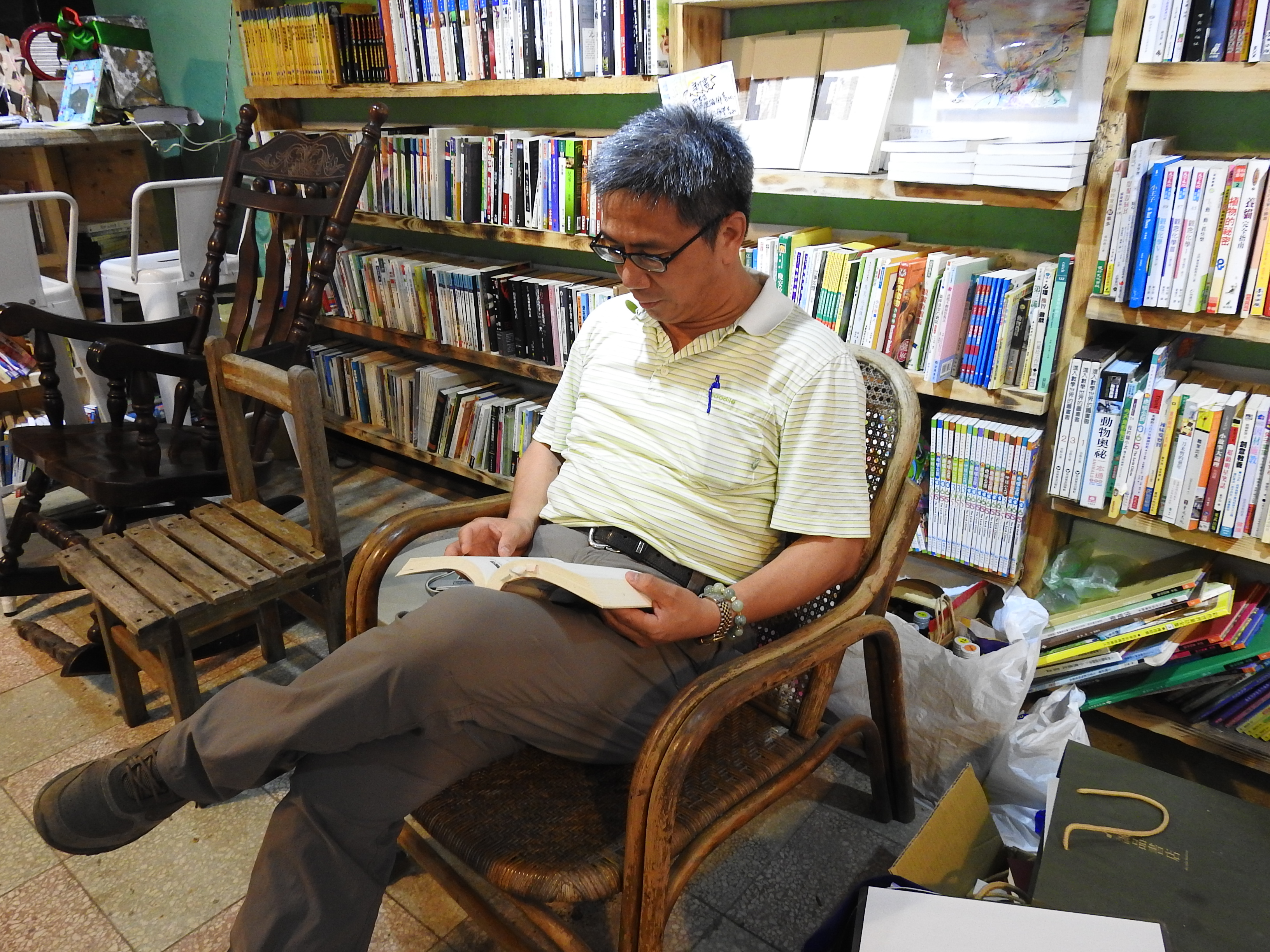 課長常至書屋看書
