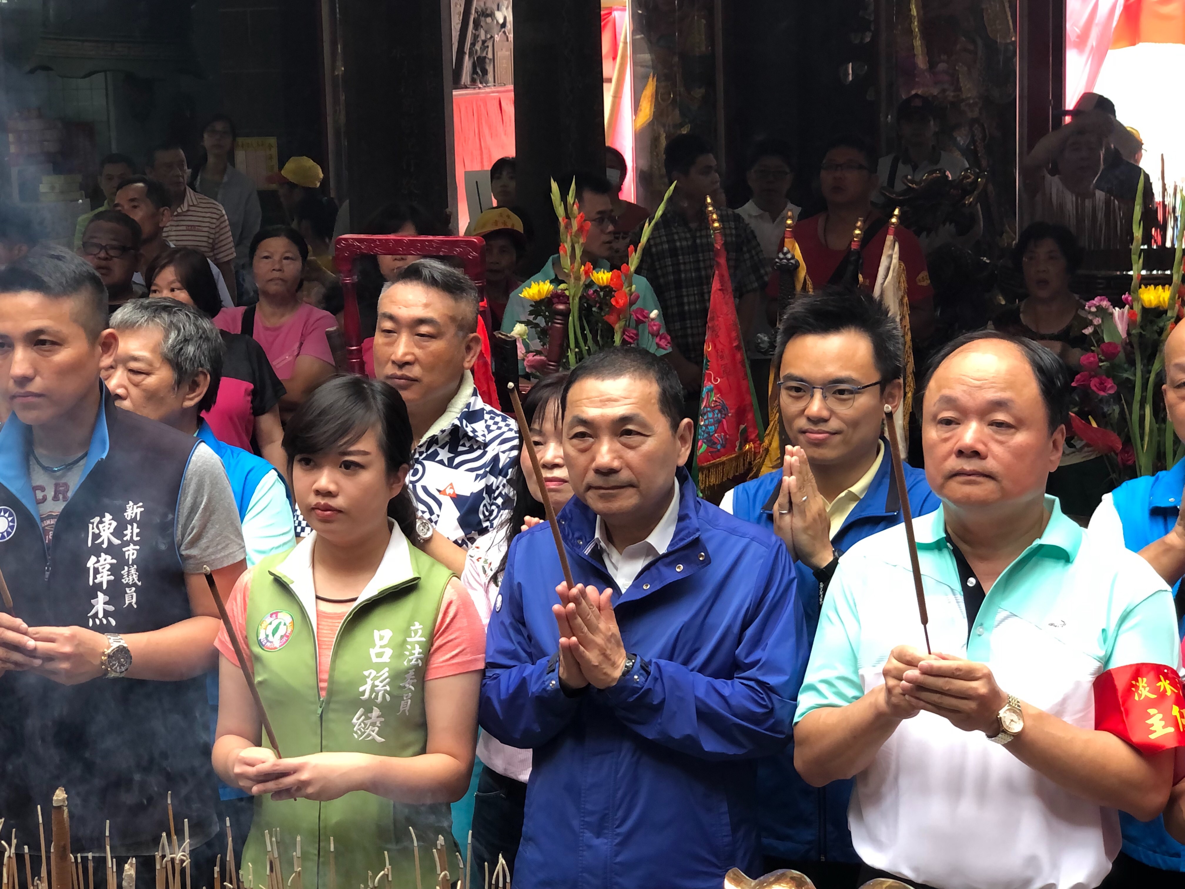 「淡水大拜拜」清水祖師遶境今（8）日接續進行「日巡」遶境儀式，新北市長侯友宜也前往淡水清水巖參拜，祈求地方平安。