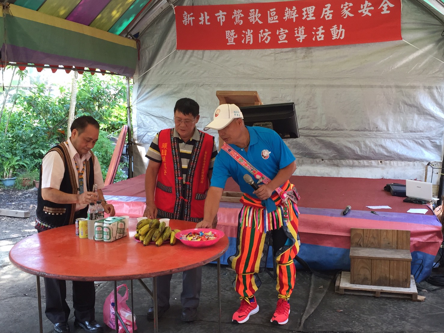 蘇頭目帶領大家祈福入新厝