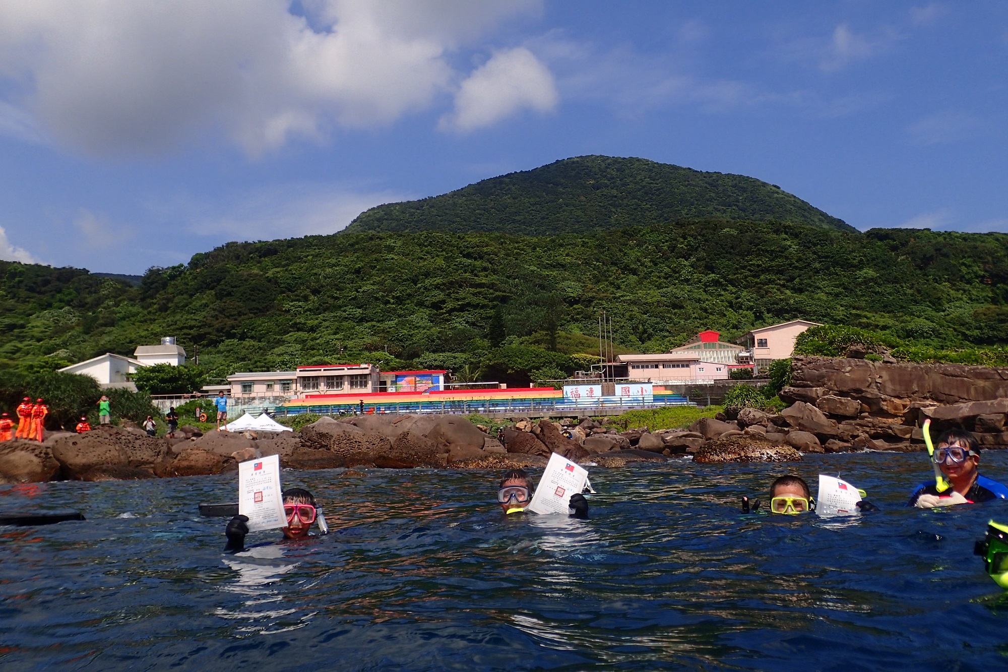 取到繫在海底的「勇士狀」，是福連國小畢業生要通過的任務