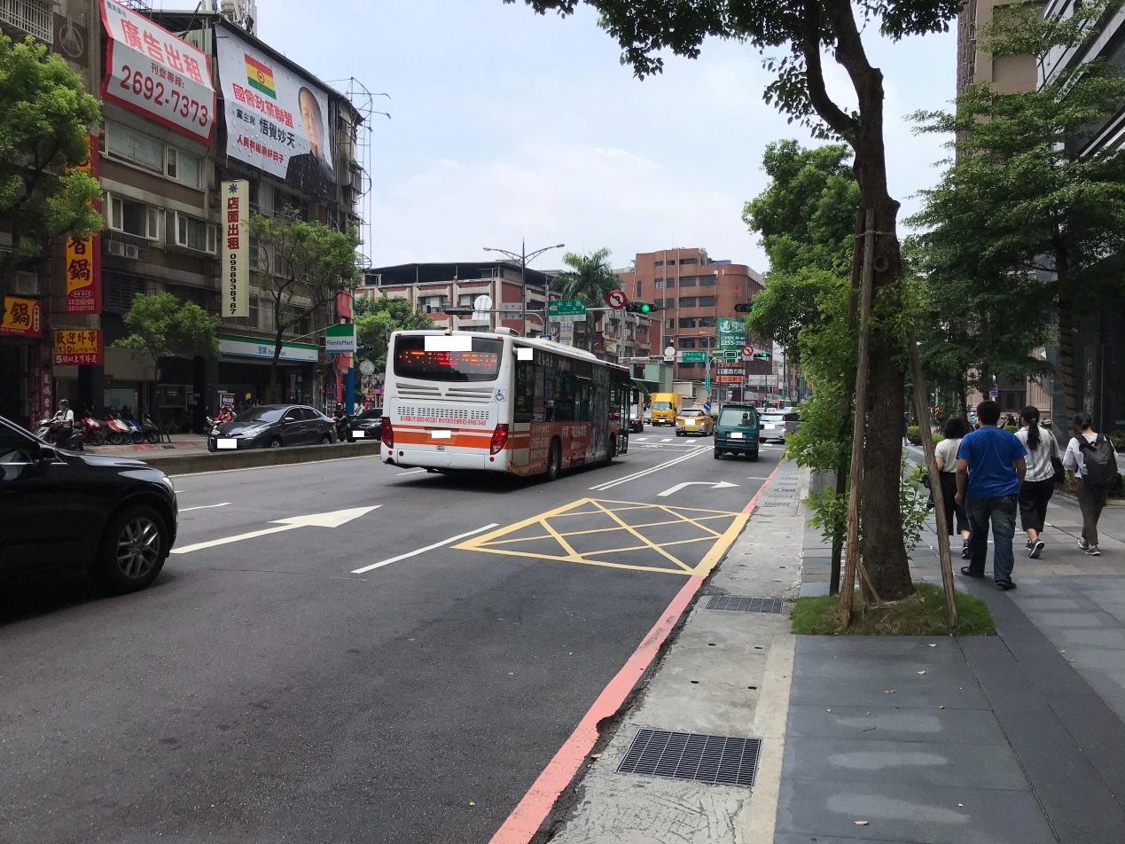 駕駛人常利用左(右)轉彎專用車道直行