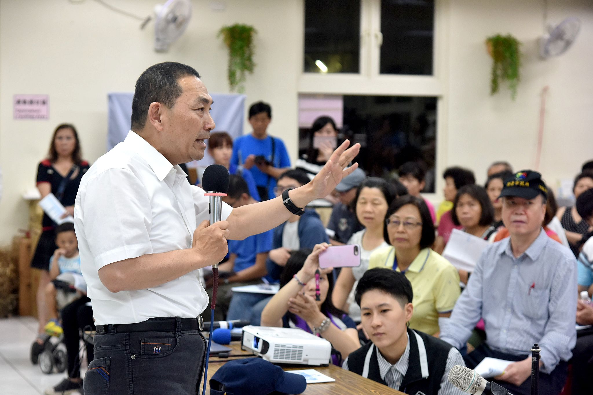 侯市長現場重申都更決心，並示範LINE都更小百科。