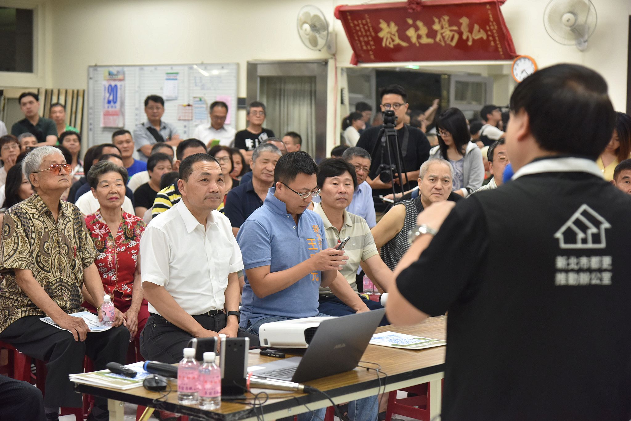 侯市長仔細聆聽都更推動辦公室解說