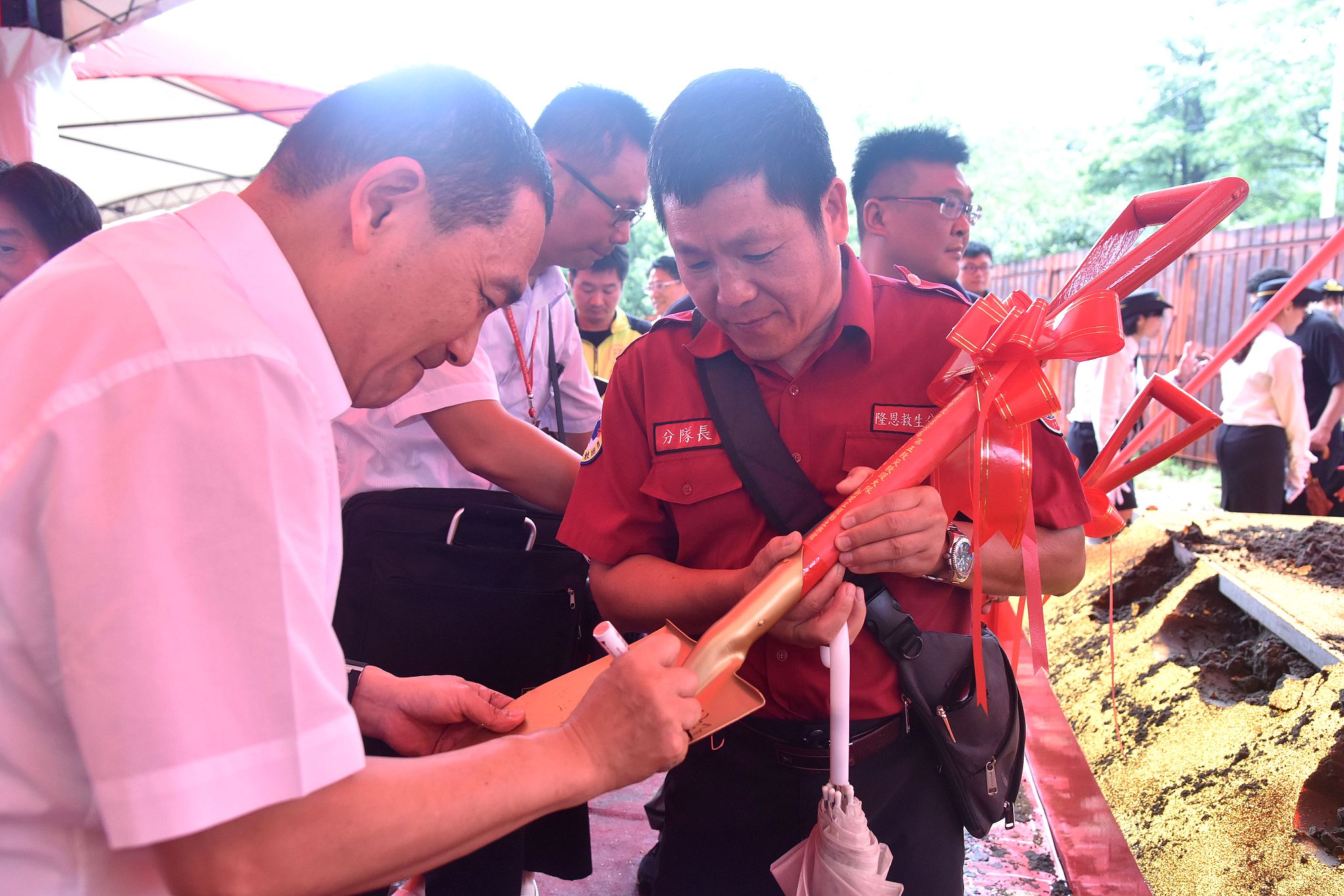 市長為金鏟子簽名，期盼將好運分享