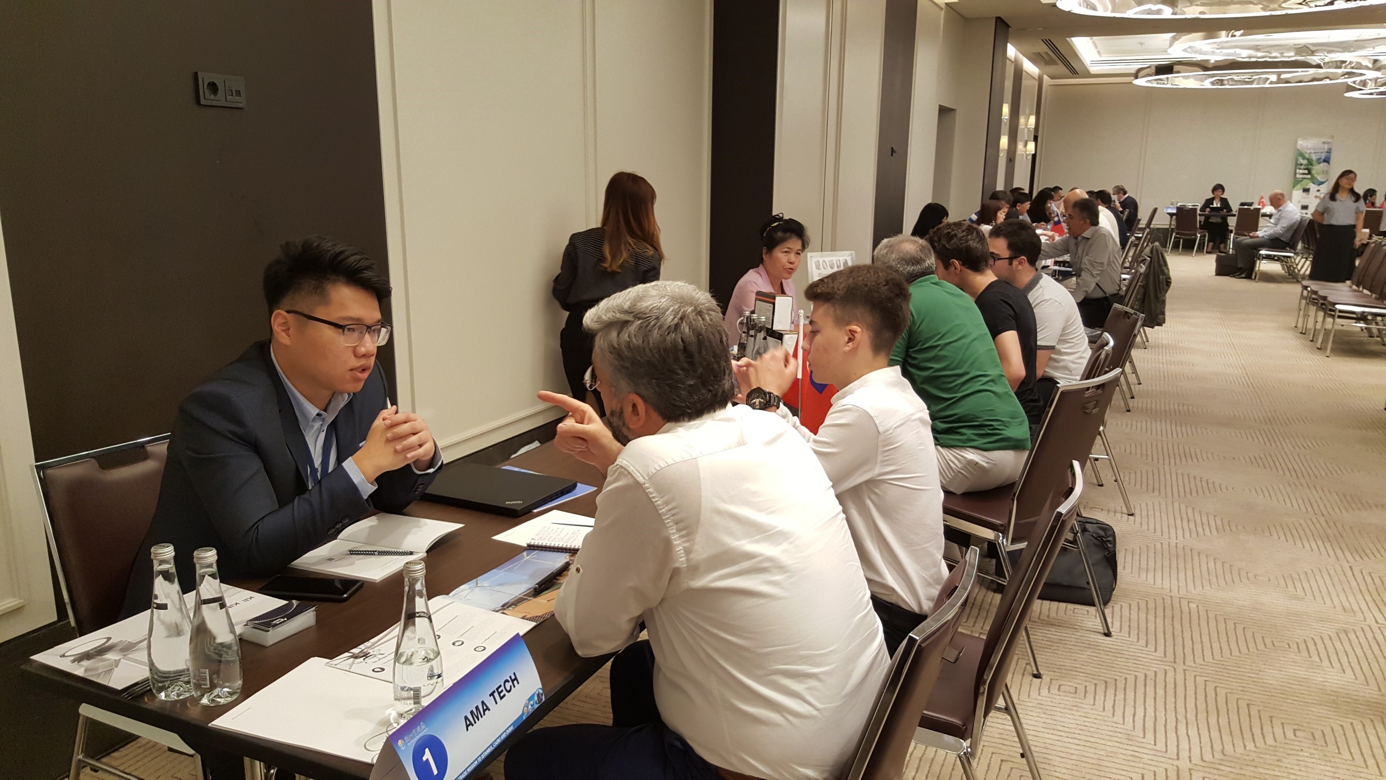 貿易拓銷團首站土耳其貿洽會，國際精工(左)旋即取得土耳其當地第一大風扇公司ALFAN(右)初步合作意向，未來將有機會持續深化