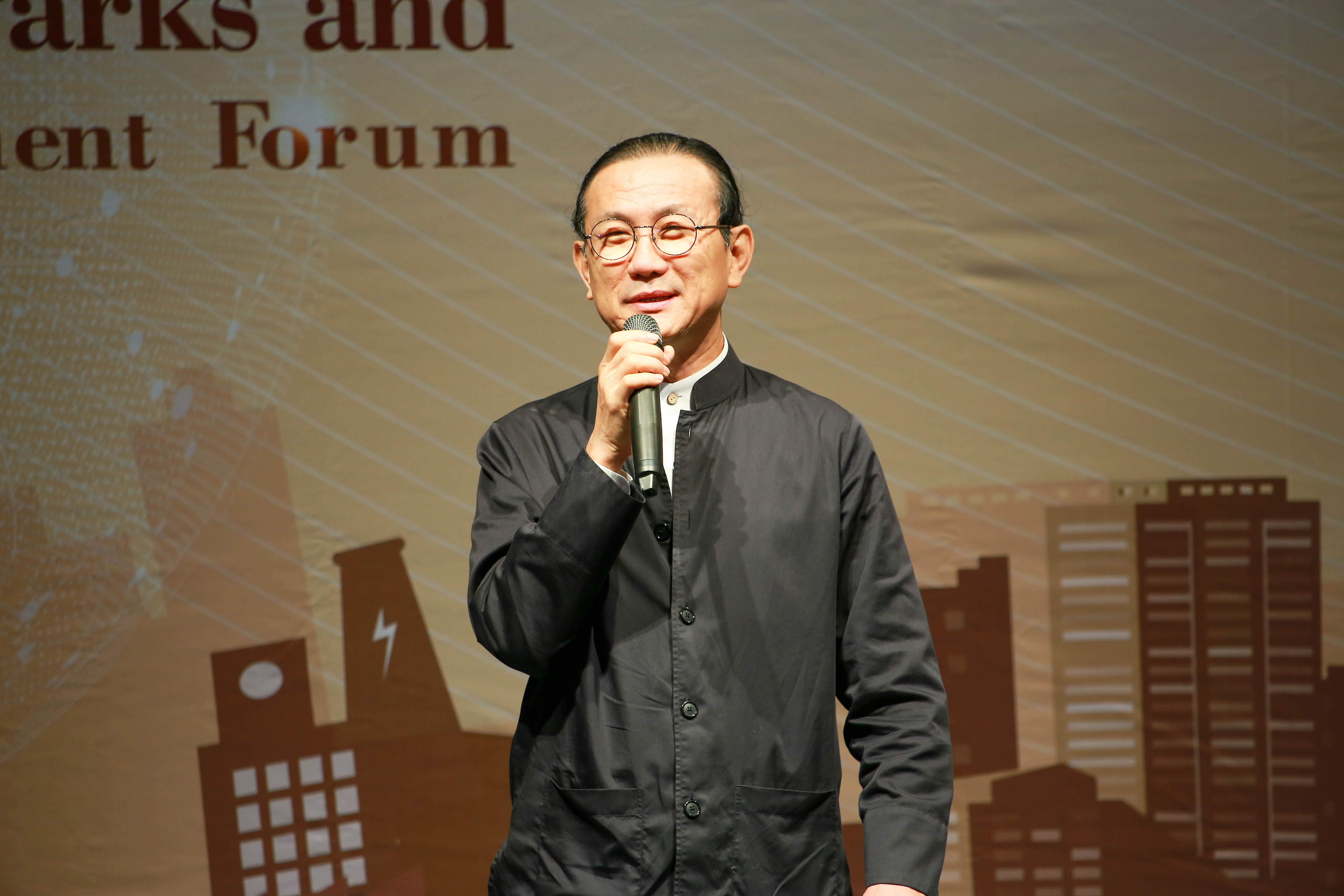 新北智慧園區暨立體化發展論壇邀集泰國安美德集團邱威功總裁分享智慧廠辦之應用