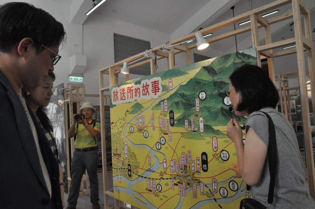 吳明機副市長(左2)、文化局蔡佳芬局長(左1)專心聆聽老師導覽