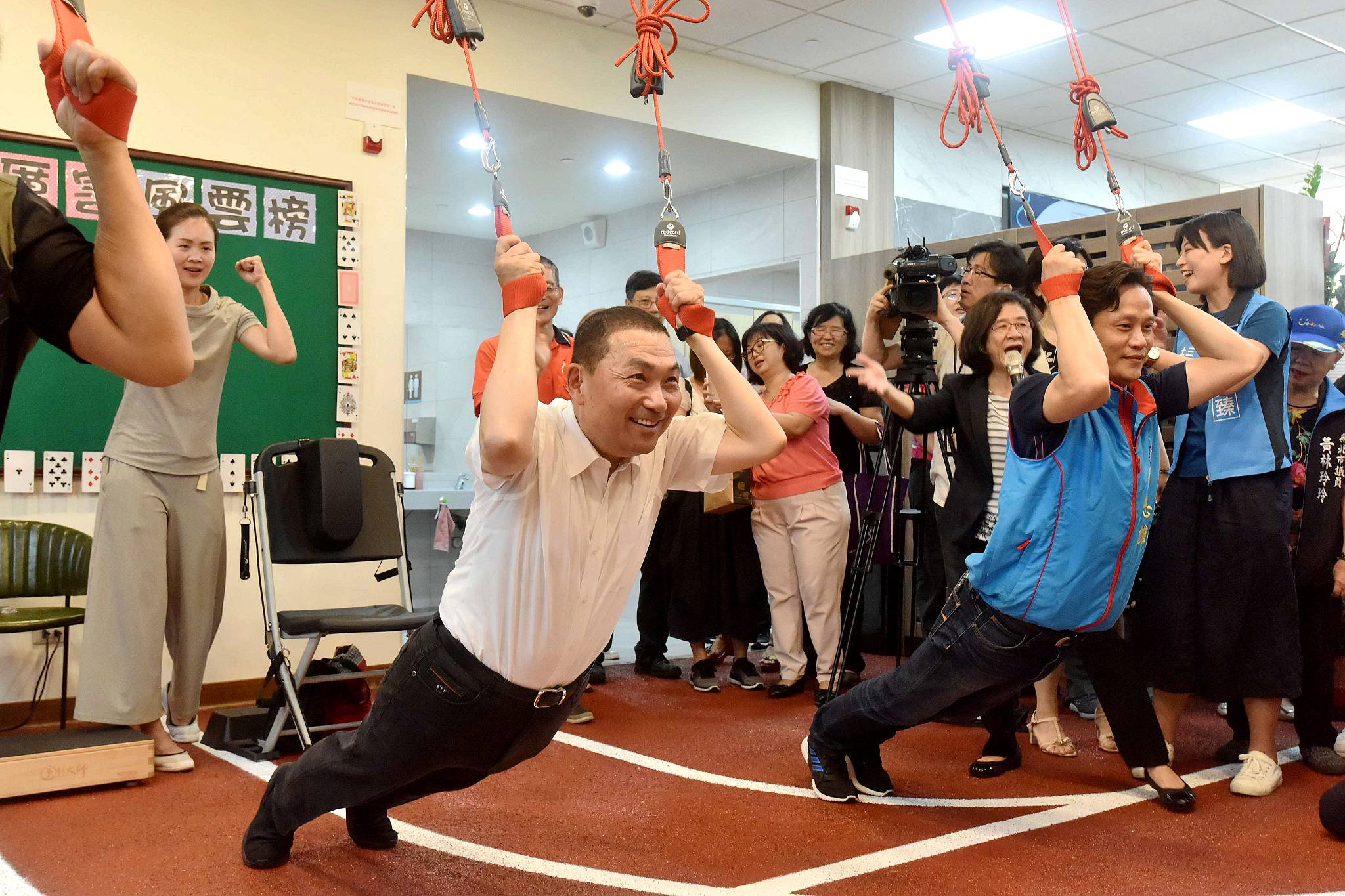 侯市長親自體驗全台首創紅繩懸吊運動設備