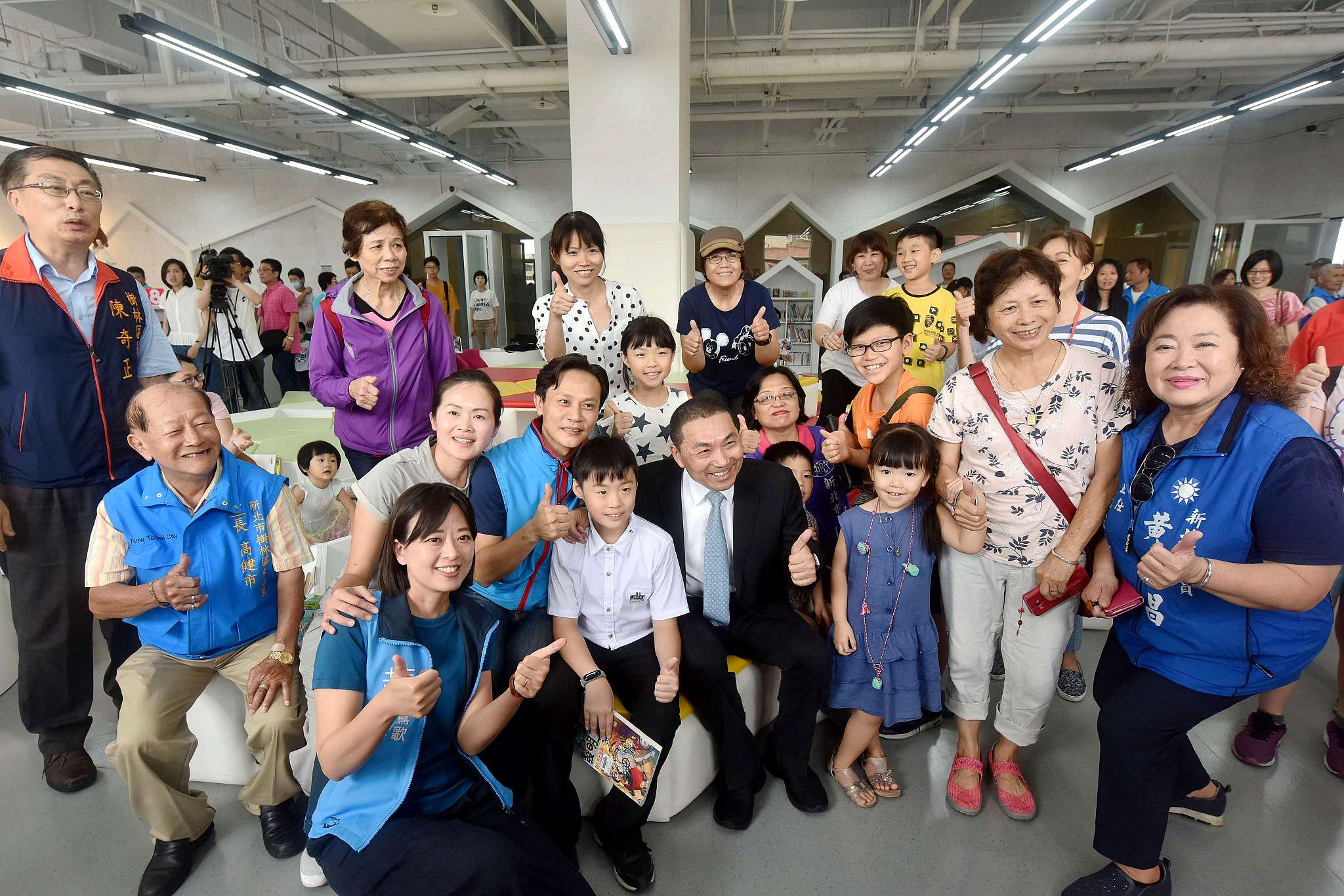 侯市長至兒童閱讀室與小朋友開心閱讀