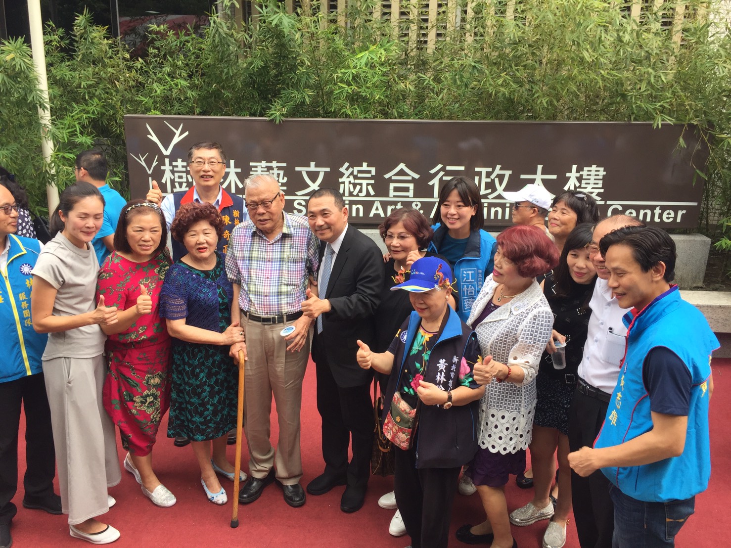 侯友宜市長主持樹藝啟用典禮後，與樹林地區耆老合影留念