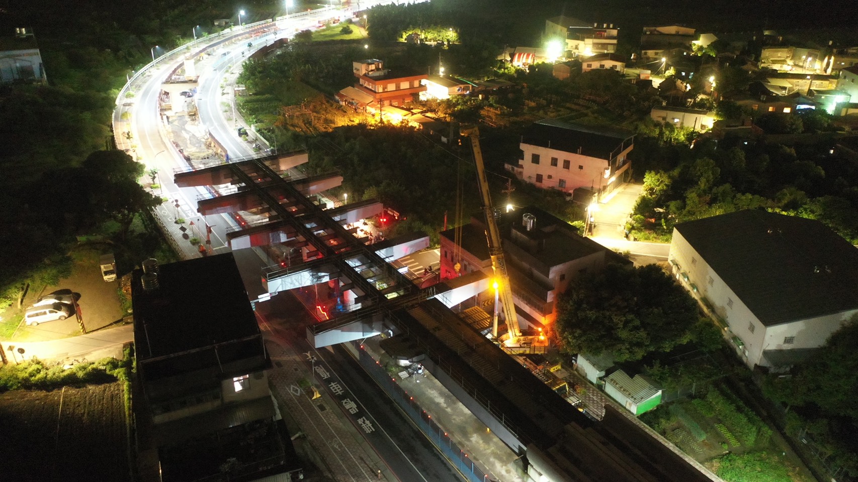 龍埔站月台梁夜間吊裝施工照片