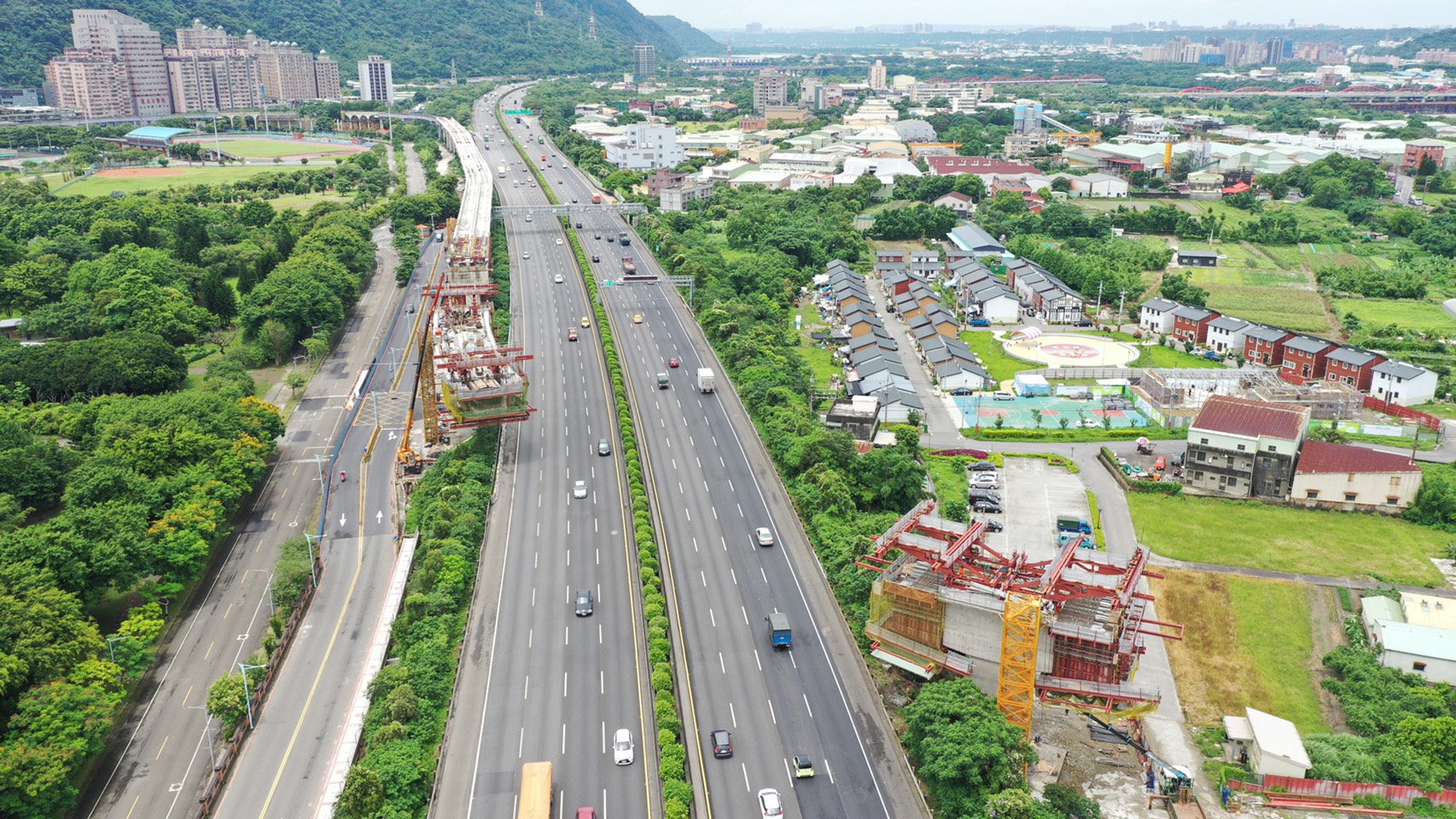 跨高速公路懸臂工法施工照片