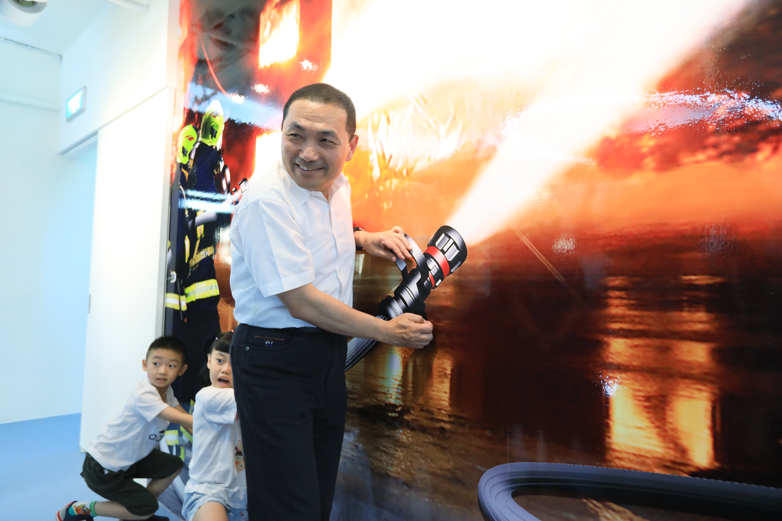 「滬尾防災宣導主題館」開幕啟用，侯友宜市長與小朋友一起模擬體驗。