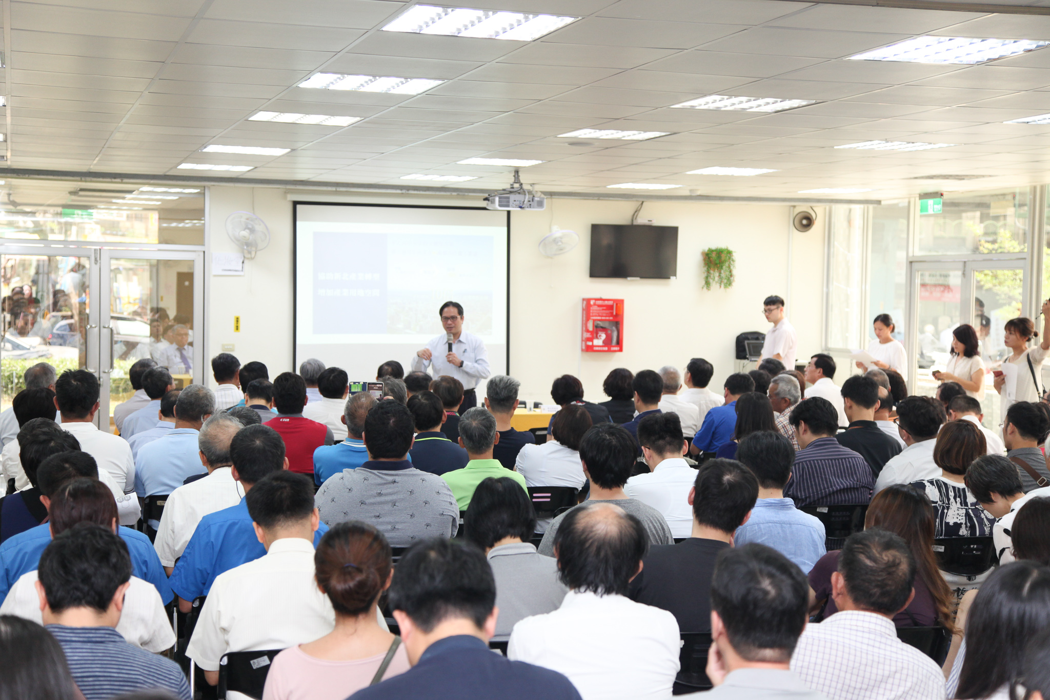 新北市政府召開「新北市工業區立體化方案」說明會，廠商踴躍參與。說明會其他場次請洽經發局官網