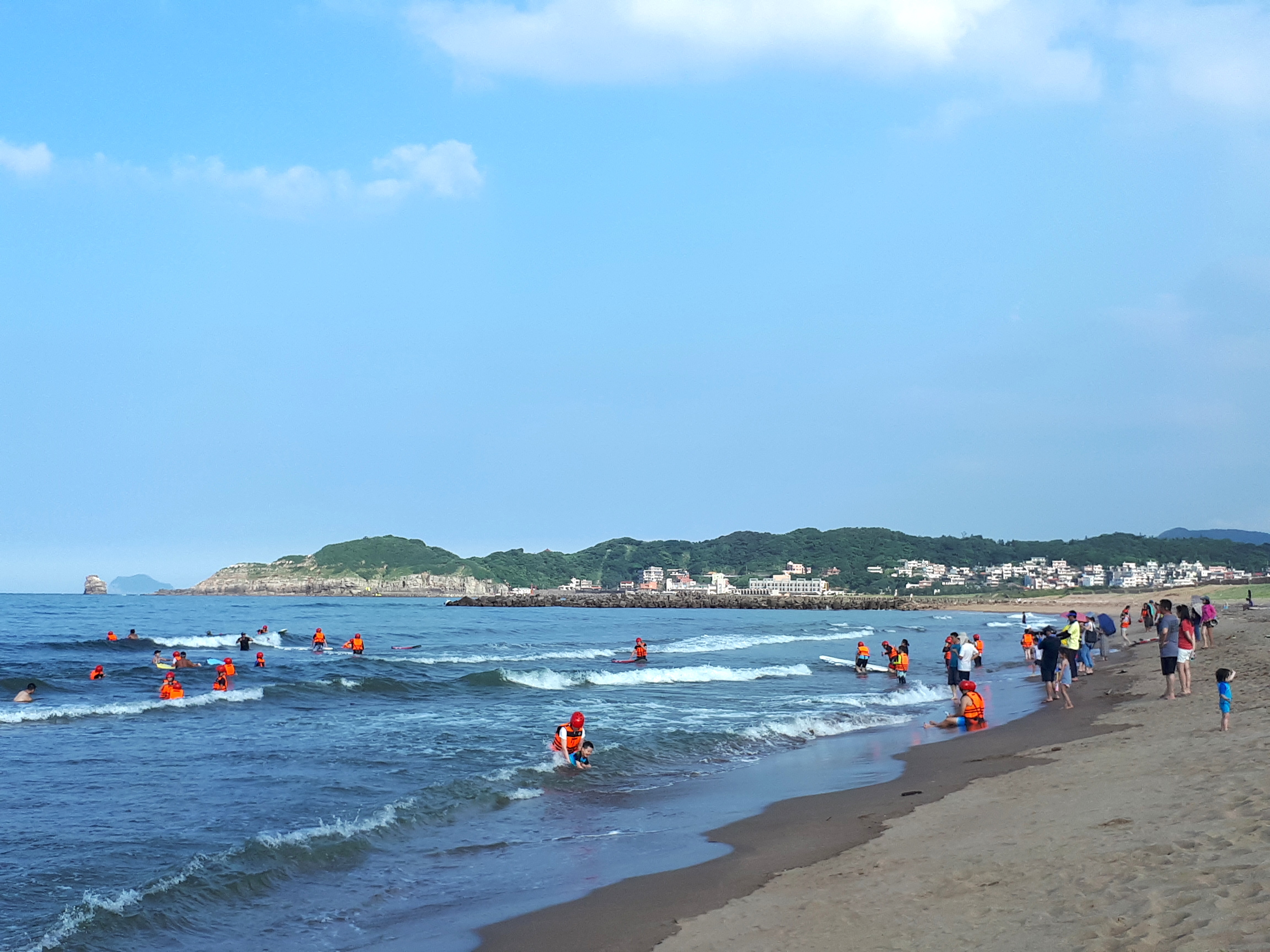 北海岸金山中角灣是水域運動勝地