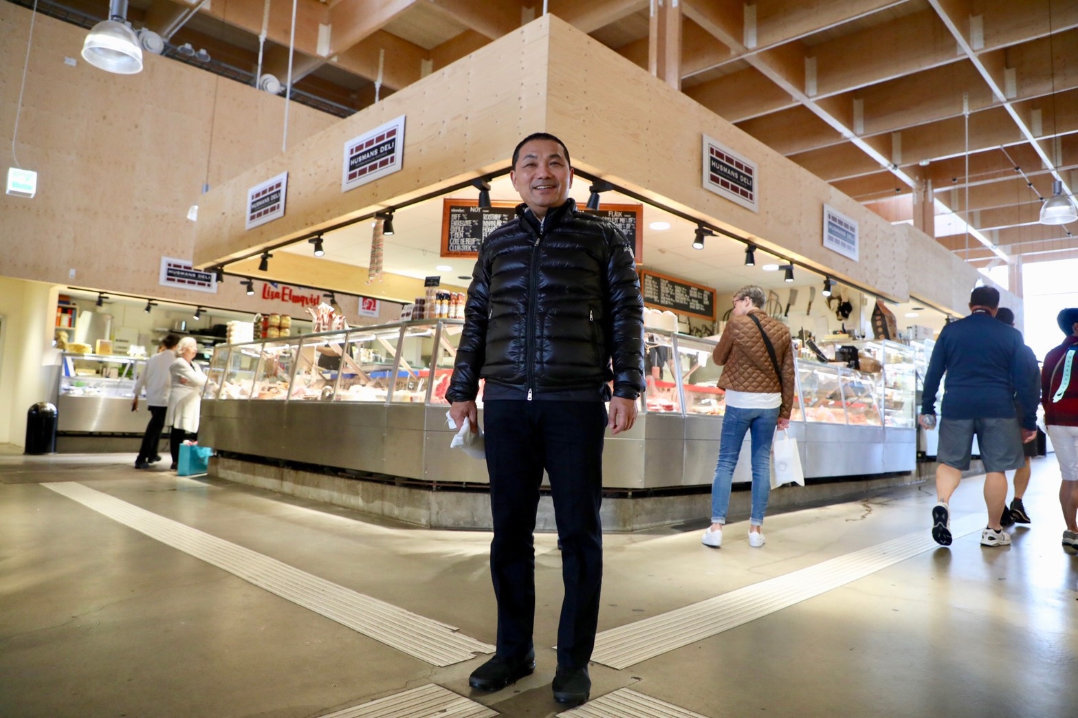 Östermalms Saluhall環境整潔明亮，有著舒適氛圍。