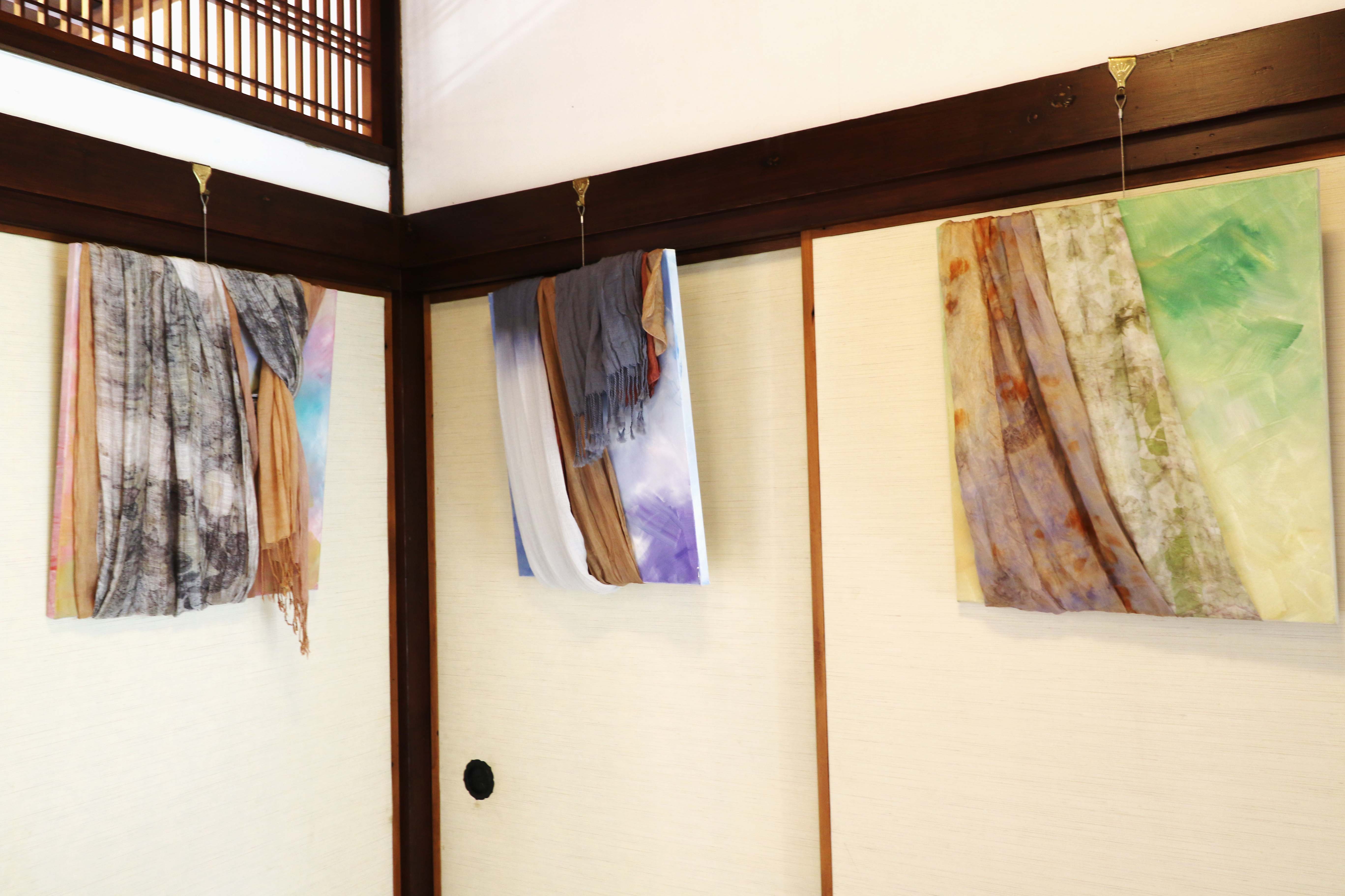 「鐵媒印記」將印染完成的織品裱覆於畫框上陳列，以觀賞掛畫ㄧ般的角度欣賞，更可見其匠心獨具