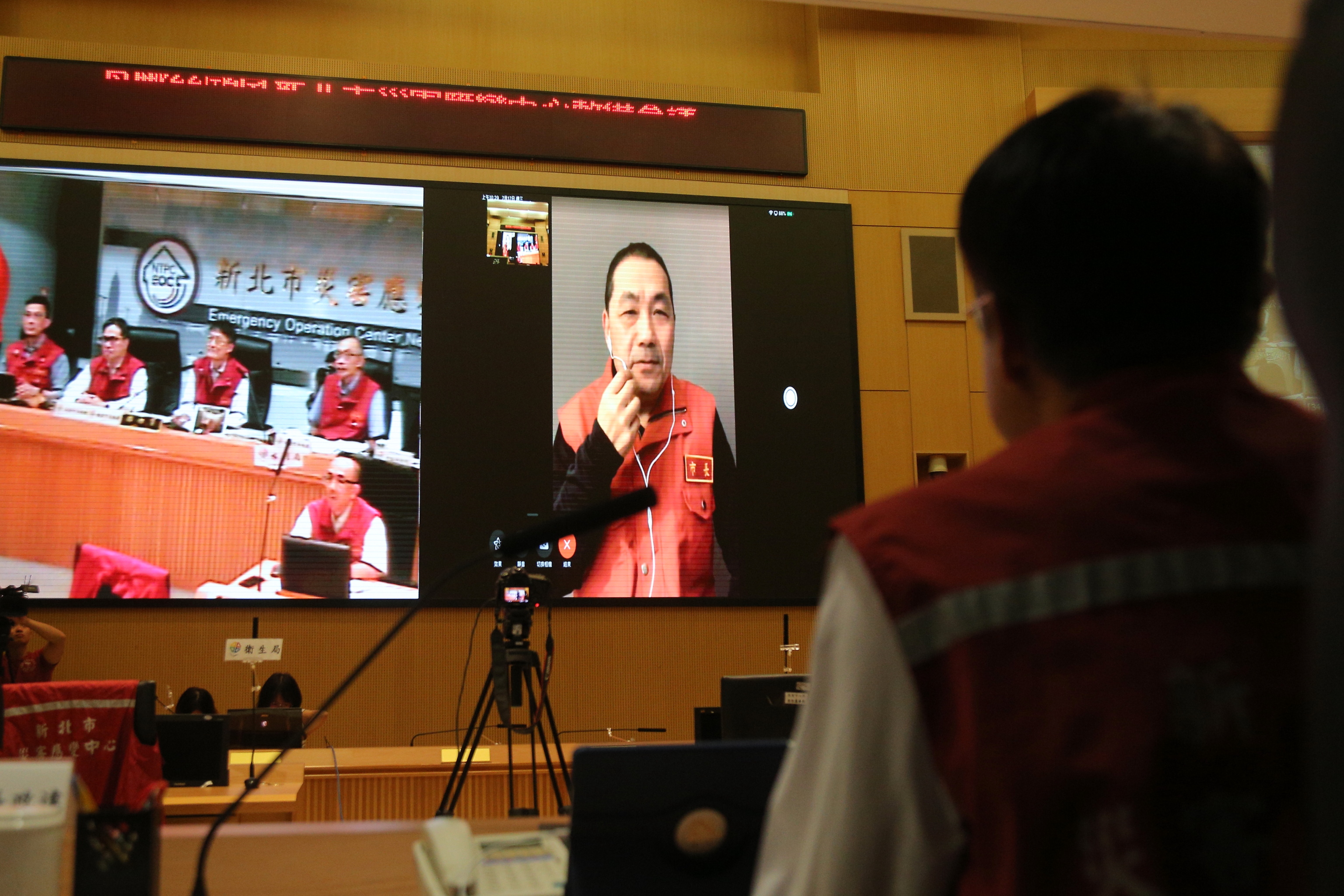 因應丹娜絲颱風來襲，侯友宜市長跨國視訊連線關心防災整備情形。