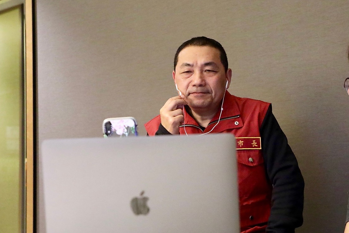 丹娜絲颱風整備會議，侯友宜市長在荷蘭與市府防災應變中心視訊連線。