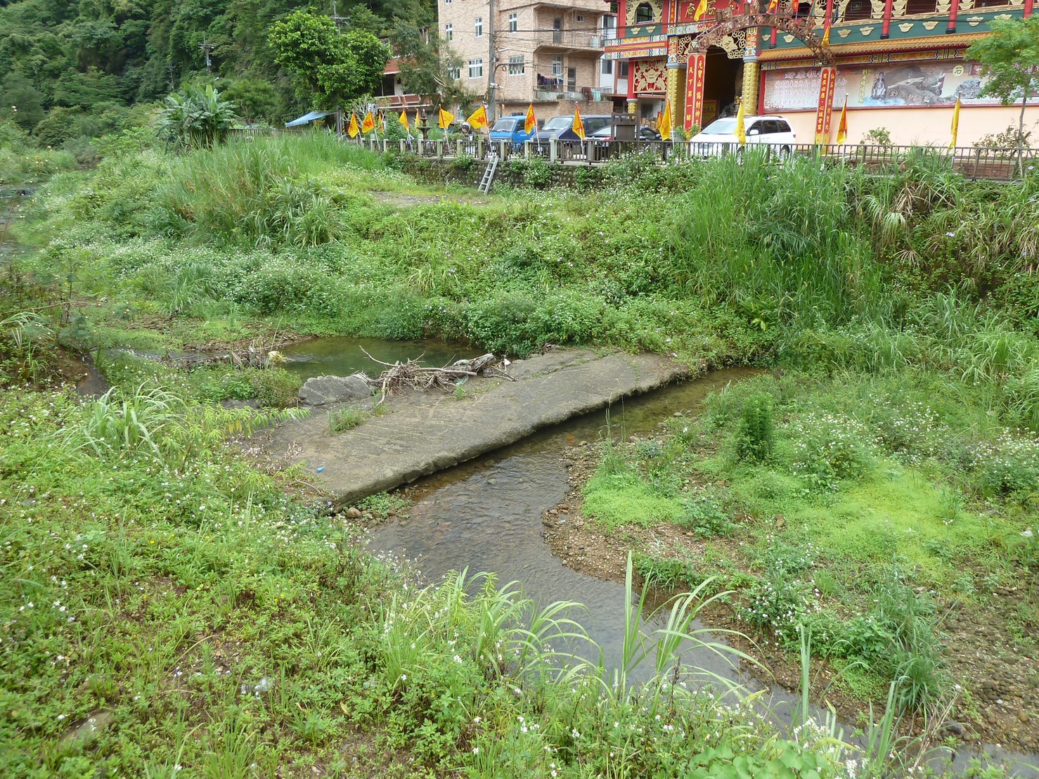 施工前照片-原固床工損壞、溪流土砂堆積、河道束縮