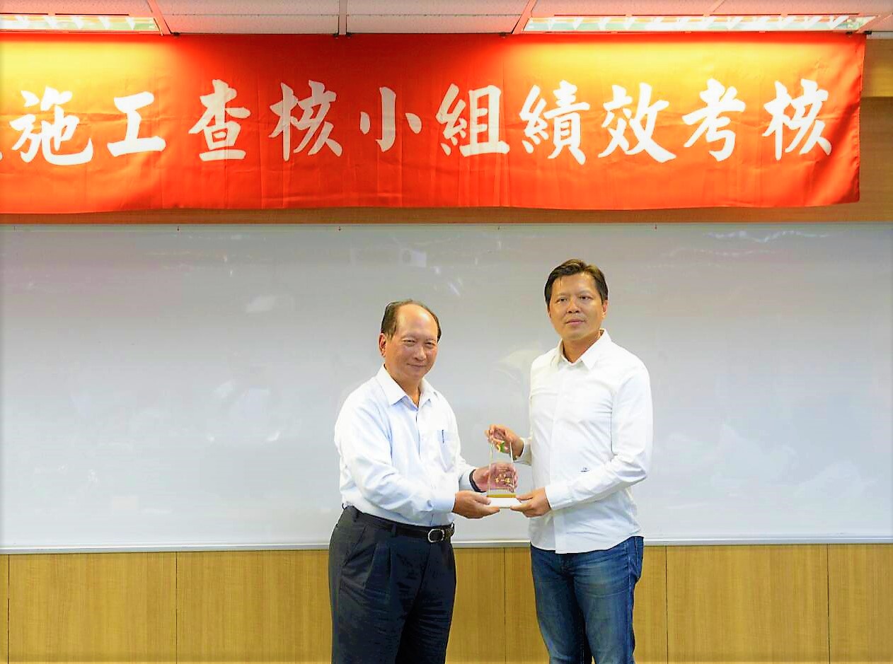 新北市在工程查核績效三連霸，連續3年榮登全國第一，今日下午由新北市工務局長朱惕之(右)代表新北市府接受行政院公共工程委員會表揚。