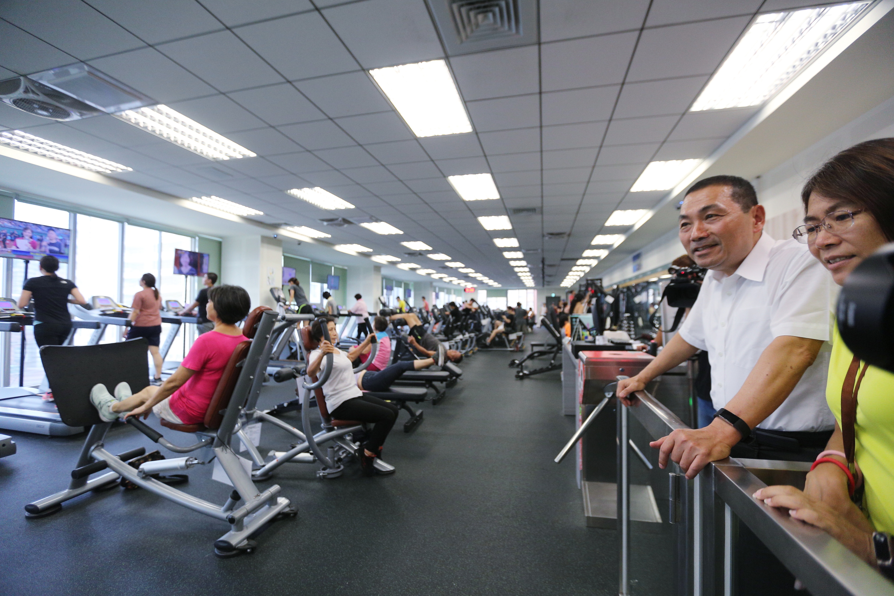 侯友宜市長視察汐止國民運動中心，關心市民朋友使用狀況