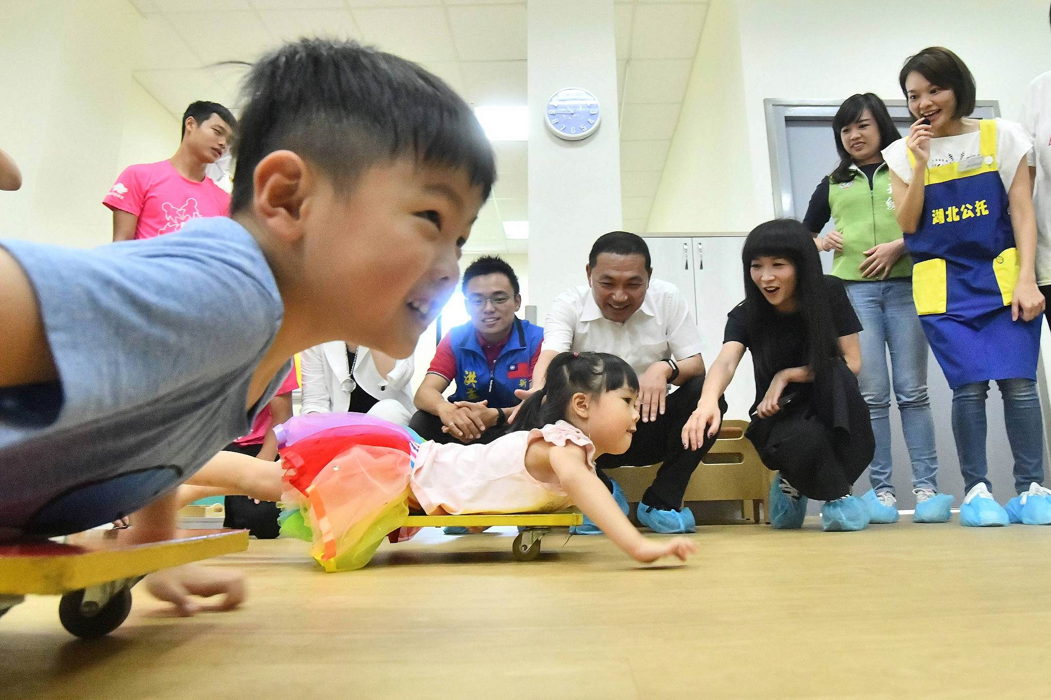 侯友宜市長至2樓公托中心與小朋友互動