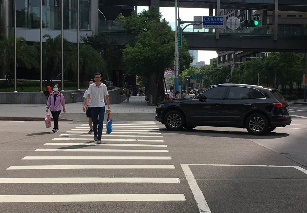 車輛行經斑馬線應減速慢行，有行人穿越時，應暫停讓行人通過