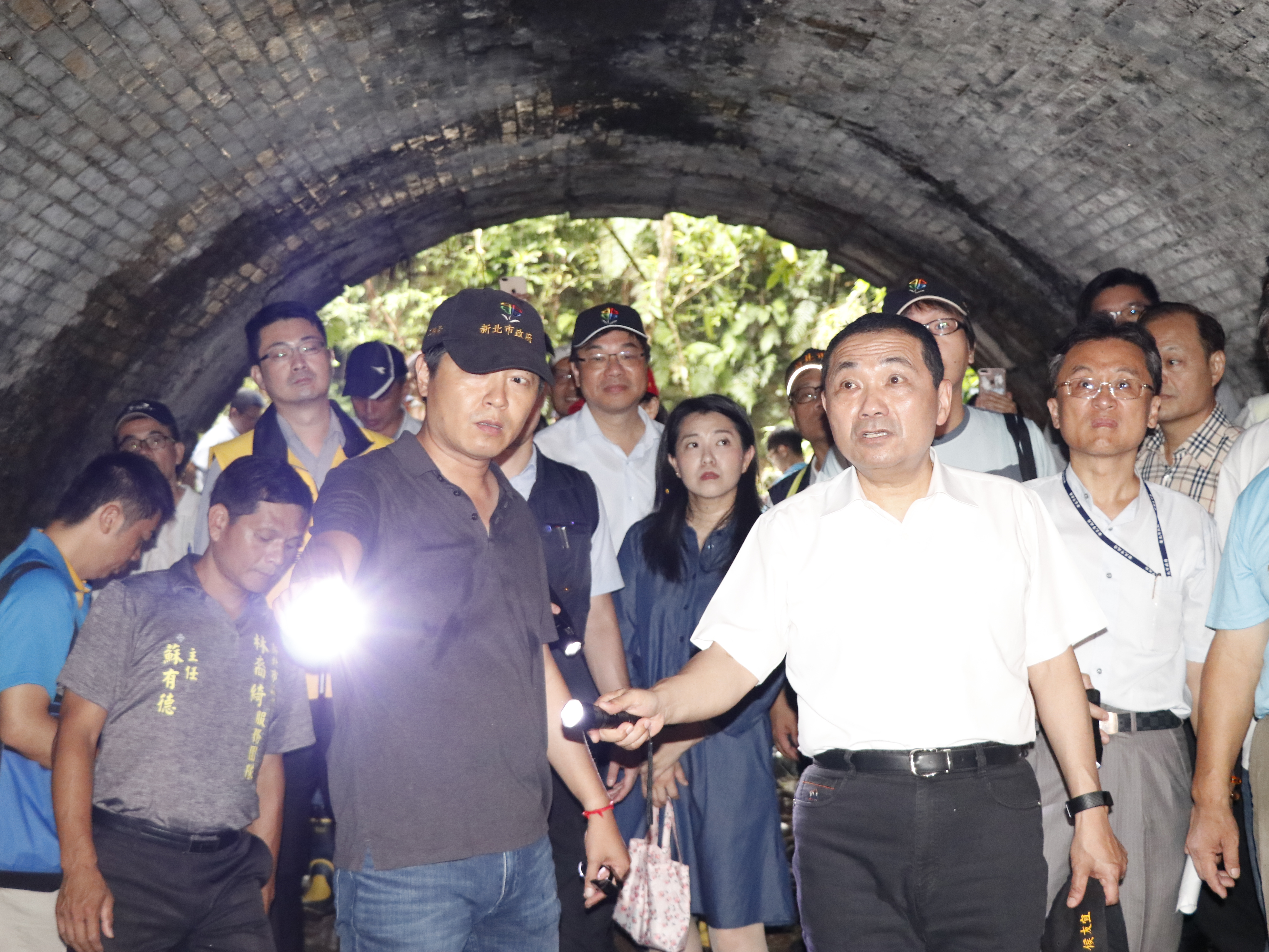 新北市長候友宜(右)與工務局長朱惕之(左)視察隧道結構現況