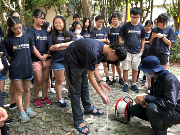 講師帶領學生學習如何量測監測井中的地下水位