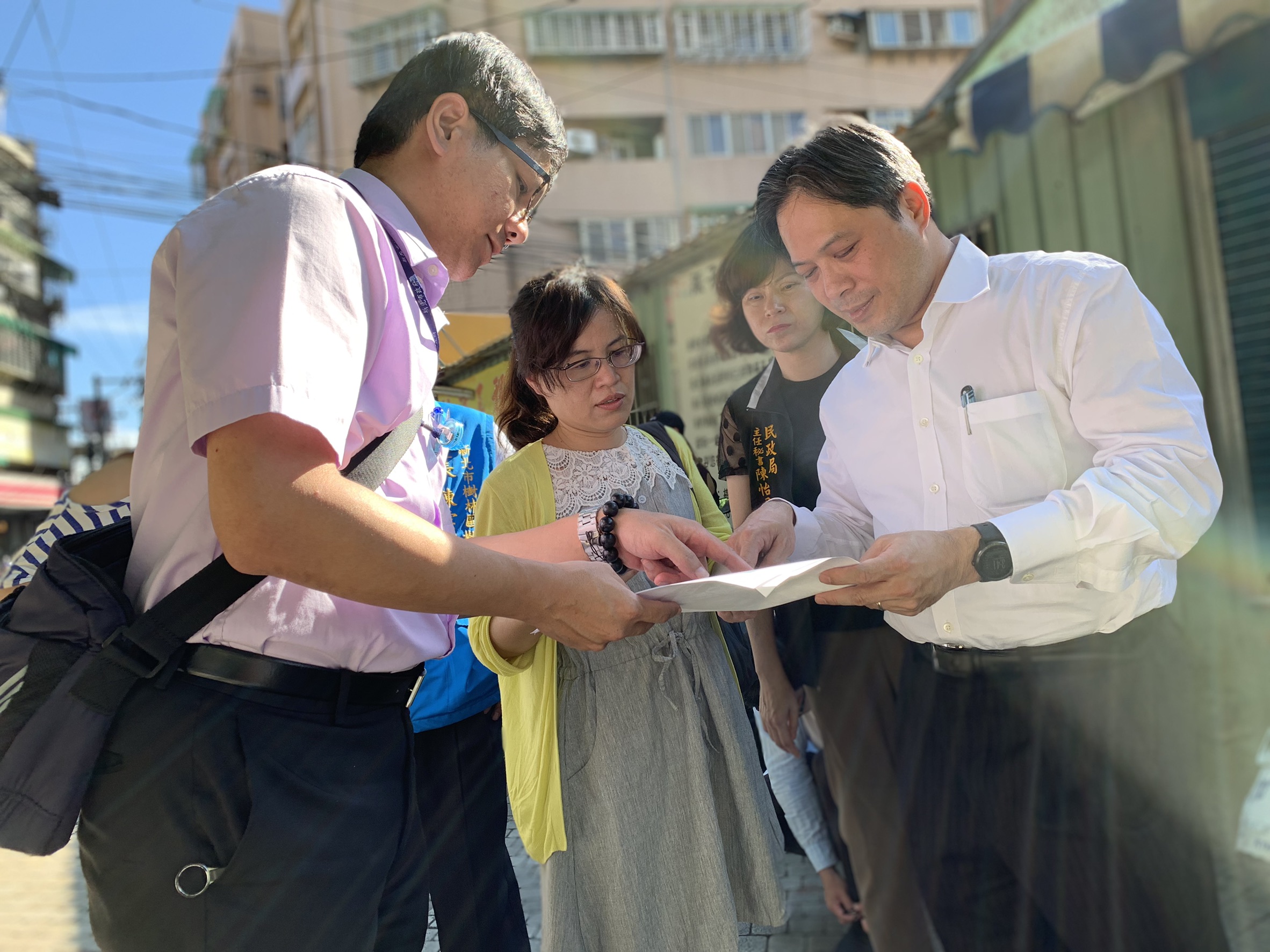 副市長吳明機（右白上衣者）延續市長侯友宜行動治理座談會，前往樹林與里長進行市政座談會，前往長壽公園研議地下停車場的空間活化。