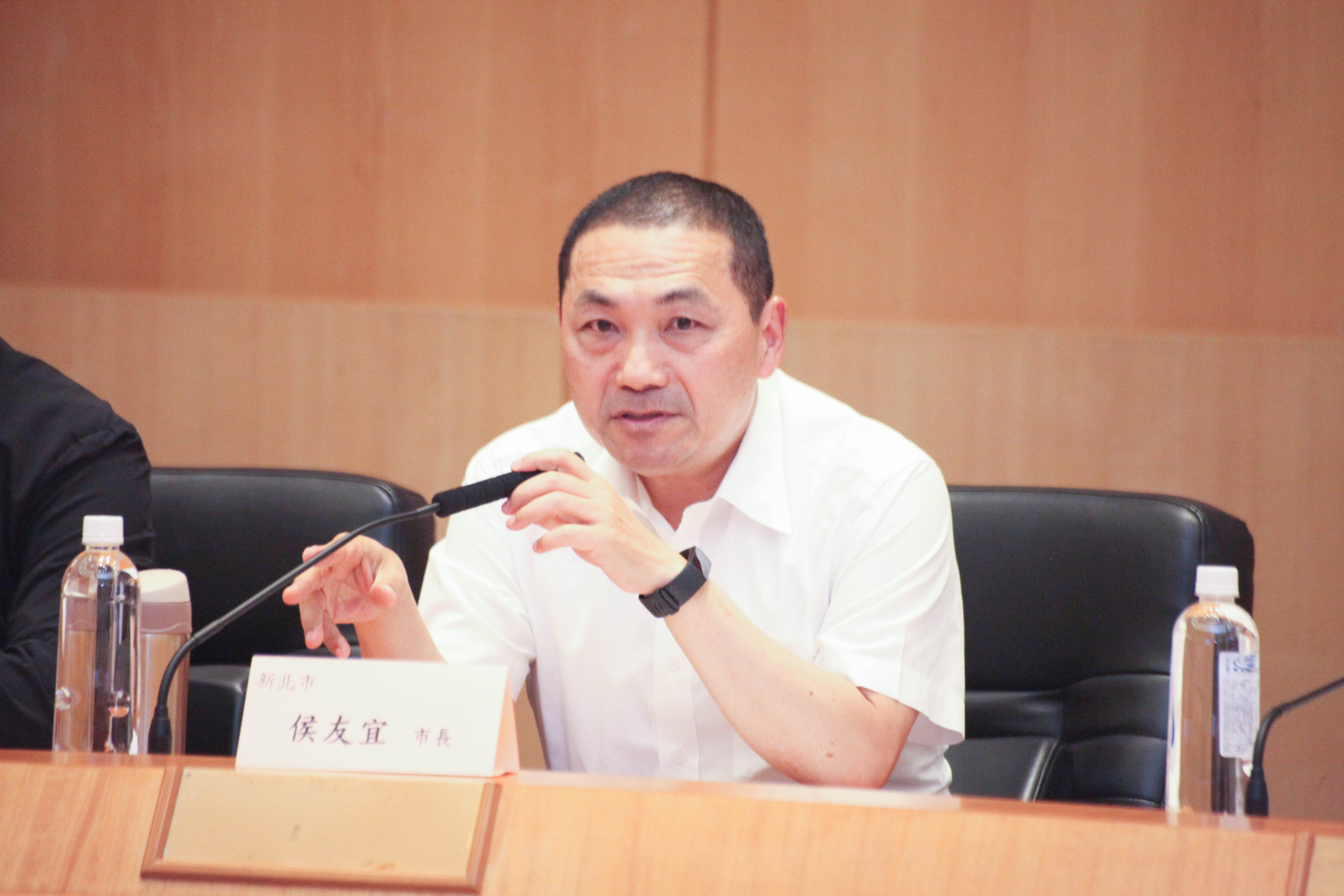 新北市長侯友宜表示，市府將以以「安居樂業」為政策目標，透過「建立特色品牌」、「推廣體驗經濟」、「發展新商業」等三大發展策略，為商圈及商業帶來更多商機。