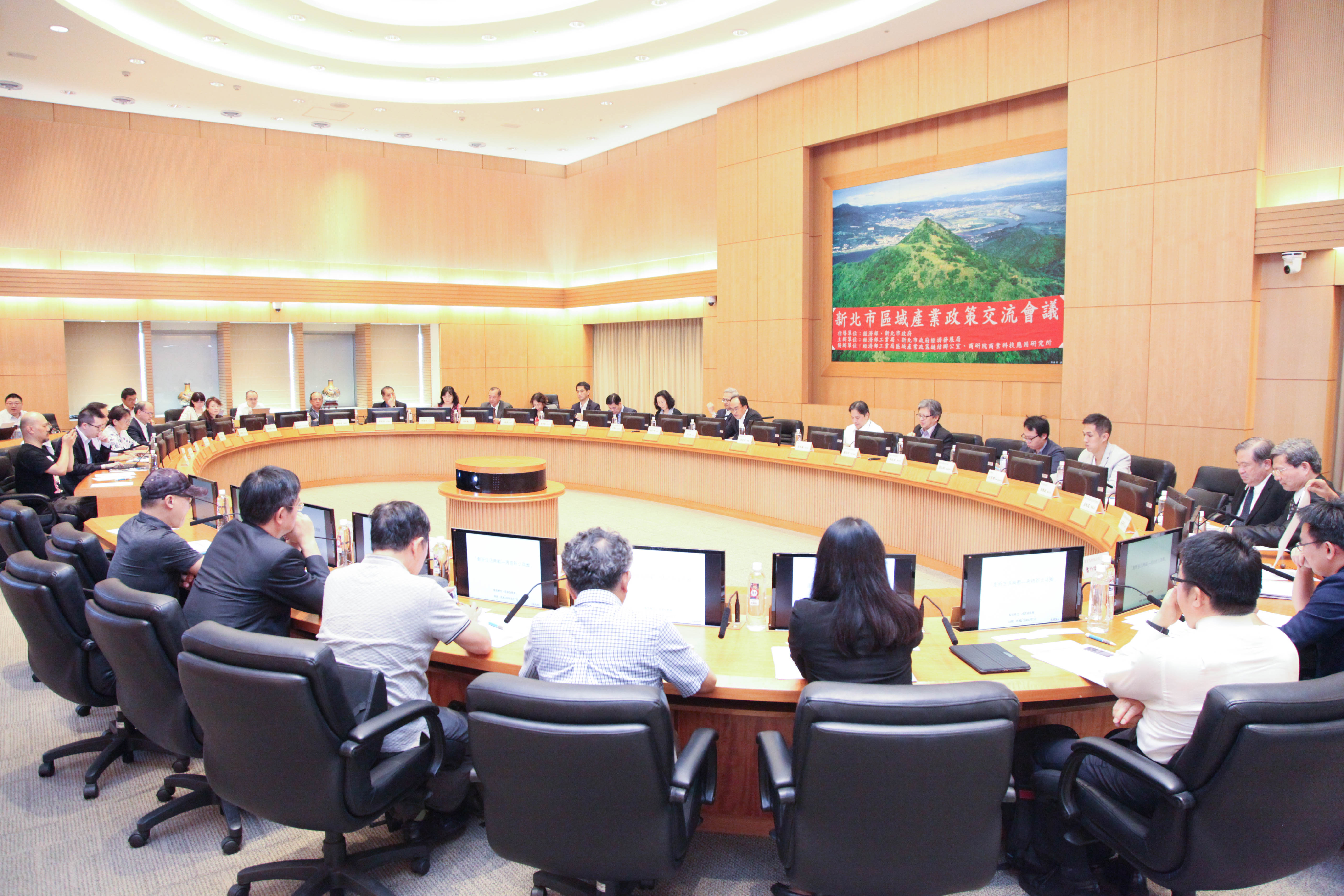 新北市區域產業政策交流會議邀集新北商圈、商業公協會、學界及中央機關代表共同參與，匯集各界智慧並凝聚共識，以利市府後續提出商圈整體定位及永續發展計畫。