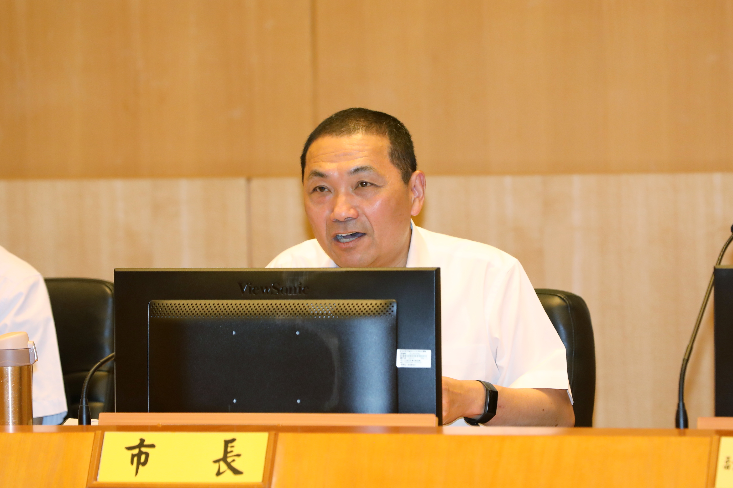 新北市長侯友宜14日在市政會議中指示，在10月底前要成立偏鄉遠距醫療照護示範點