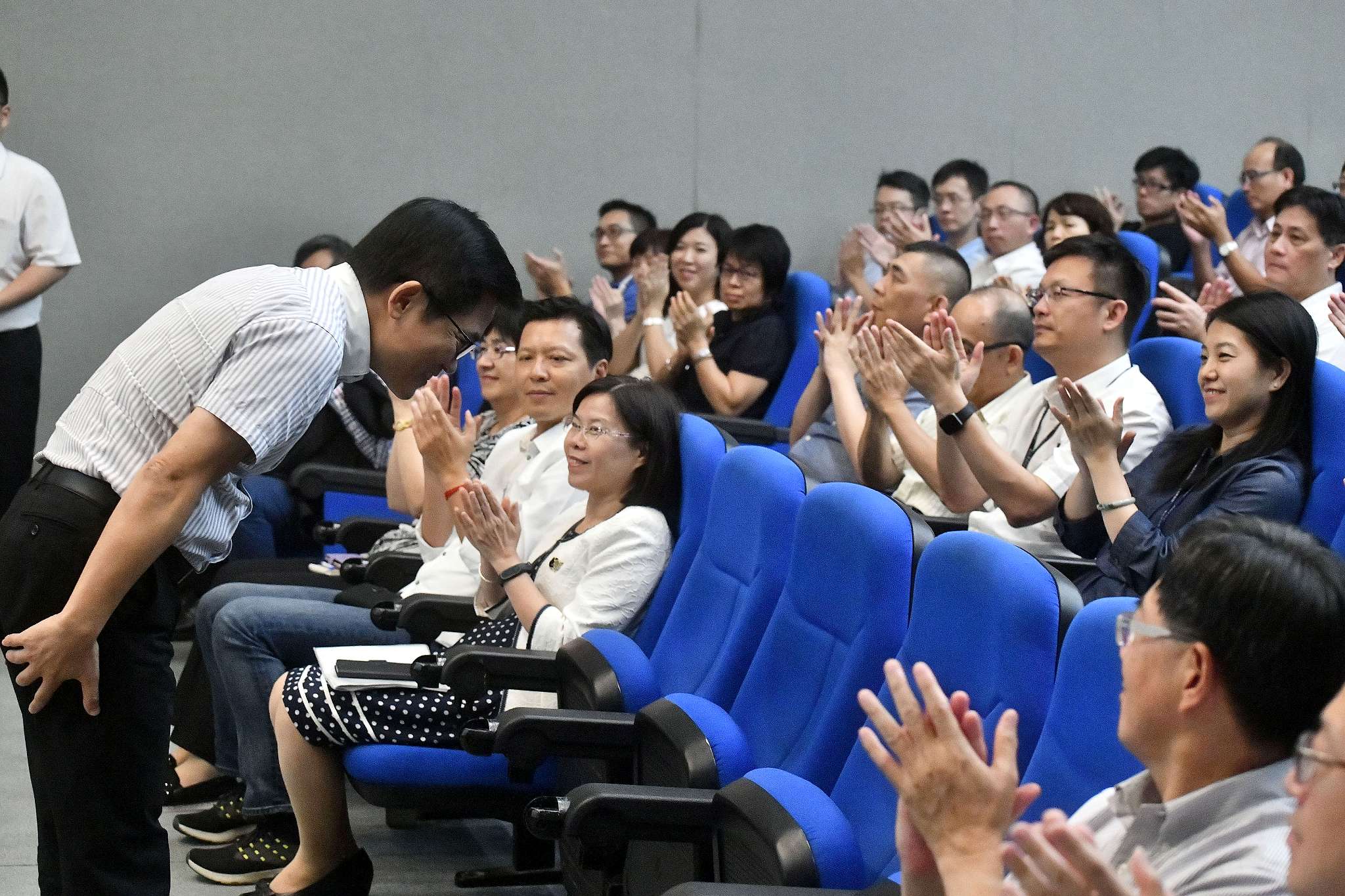 前臺東縣長黃健庭鞠躬回應滿場聽眾的歡迎掌聲