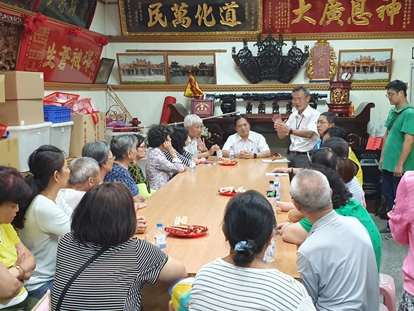 吳明機副市長至永福巖清水祖師廟前與聽取在地民眾對捷運三鶯線的意見