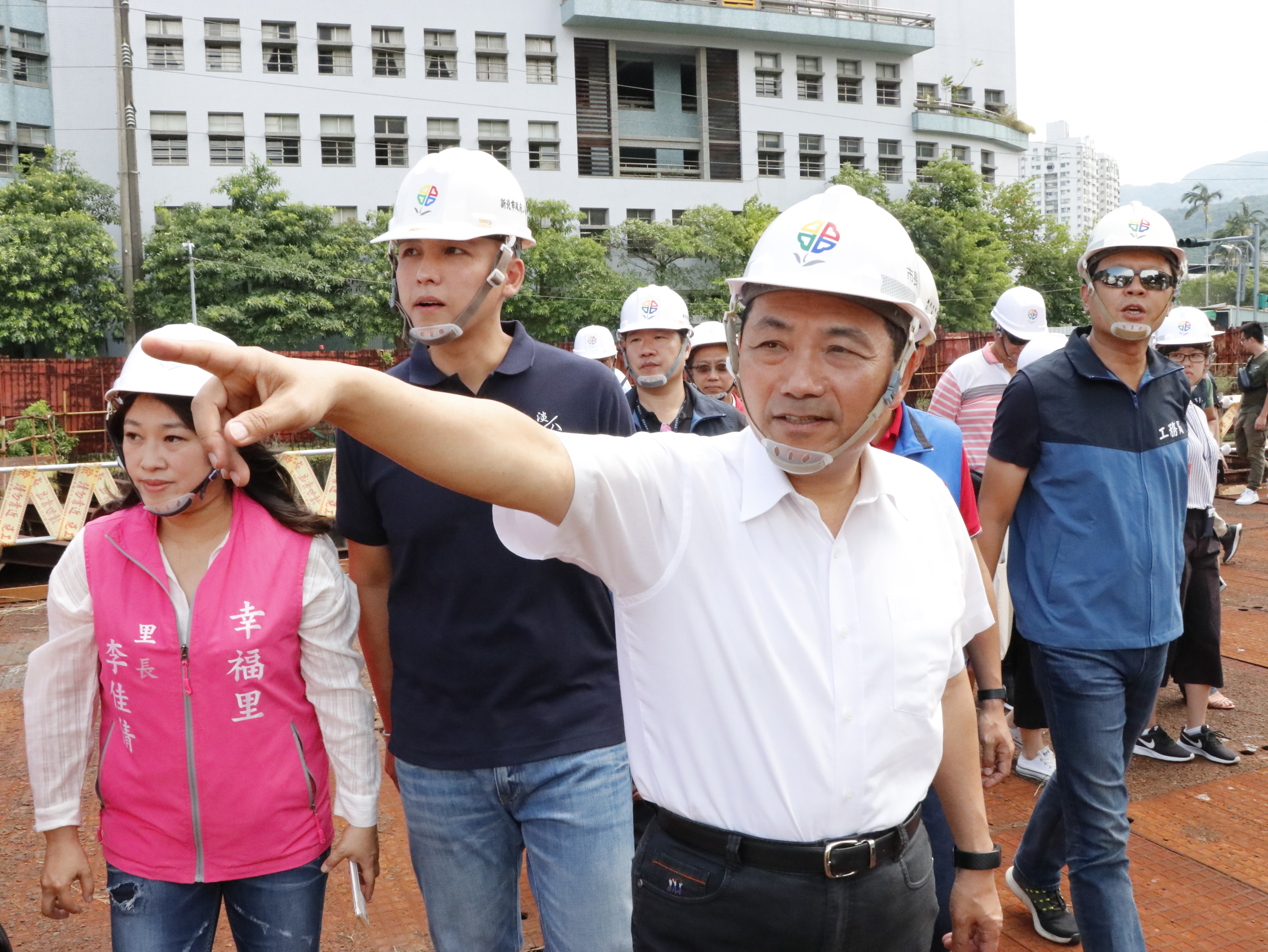 新北市長侯友宜(中)視察淡水藍天市場工地