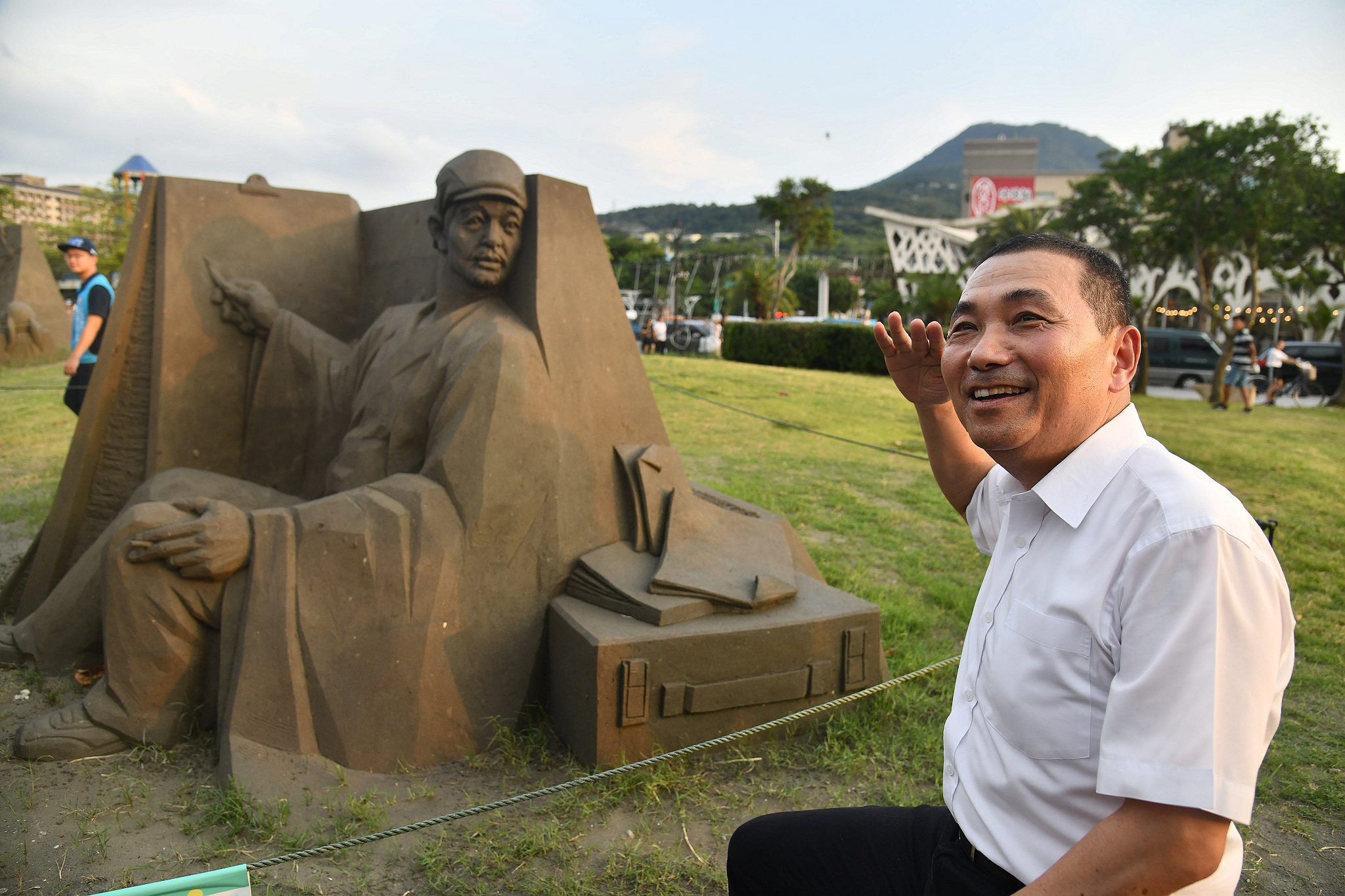 侯友宜市長與沙雕作品合影