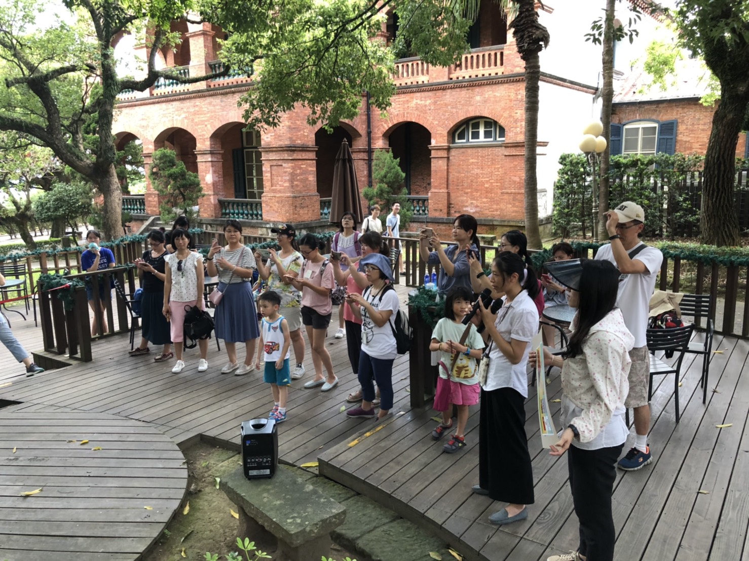 學員在輕鬆愉快的氛圍裡，學習古蹟歷史文化資產的專業知識；結合英文導覽重要字彙的實作練習