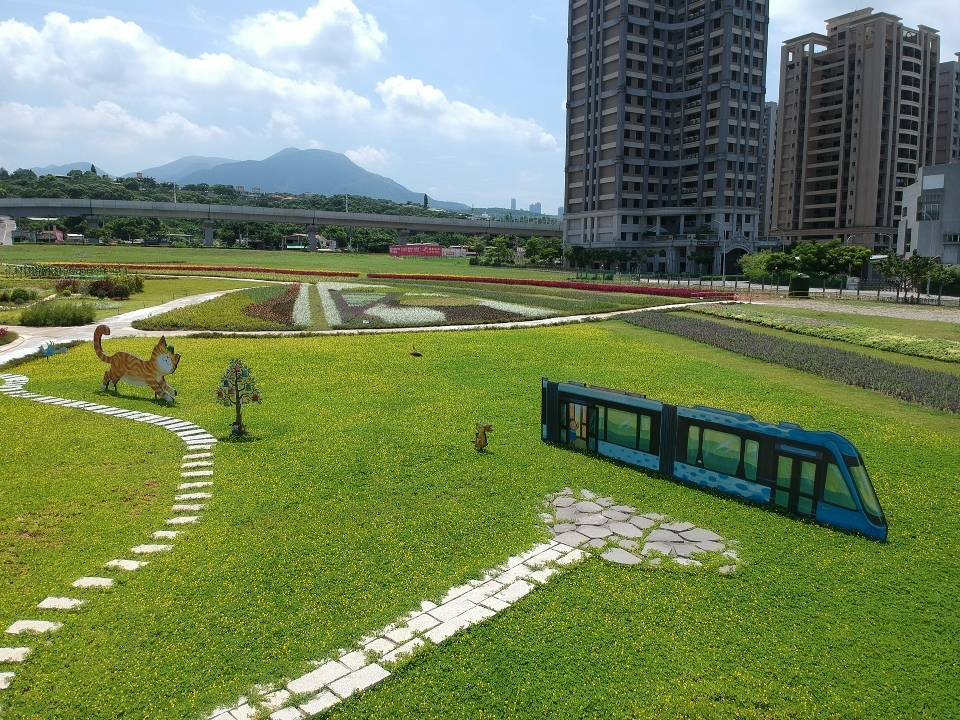 幾米繪製之輕軌列車造型裝置藝術