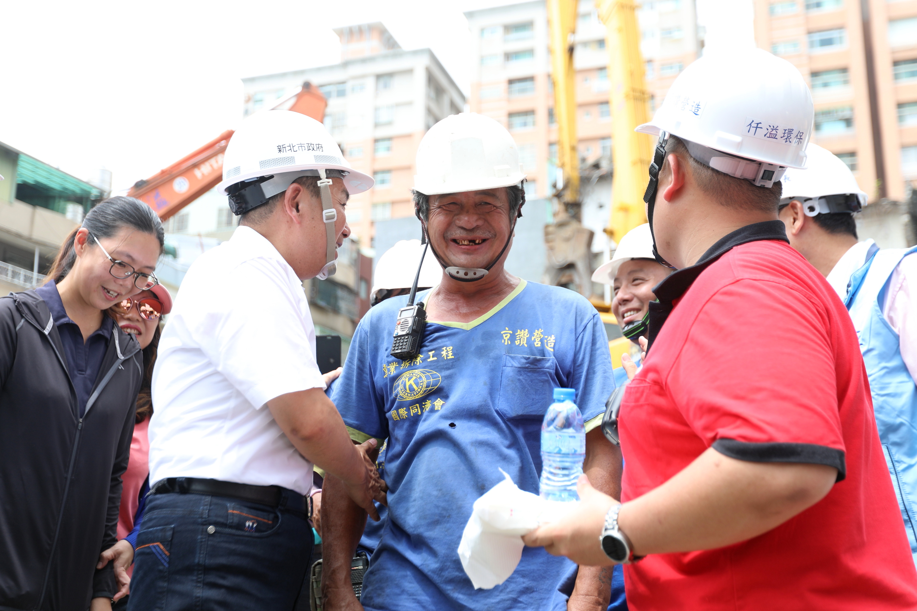 侯友宜市長視察五股區西雲路海砂屋拆除工程，感謝工程人員的辛勞
