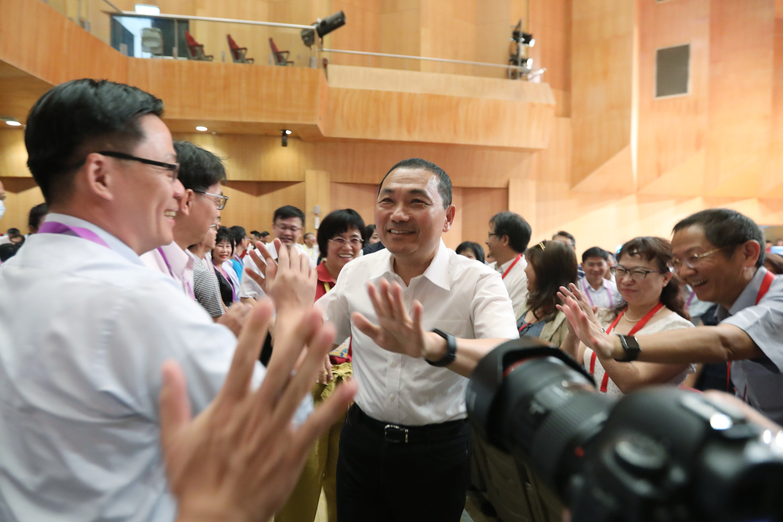 侯友宜市長出席新北市108學年度第一學期公私立學校校長會議，一一與校長們擊掌致意。